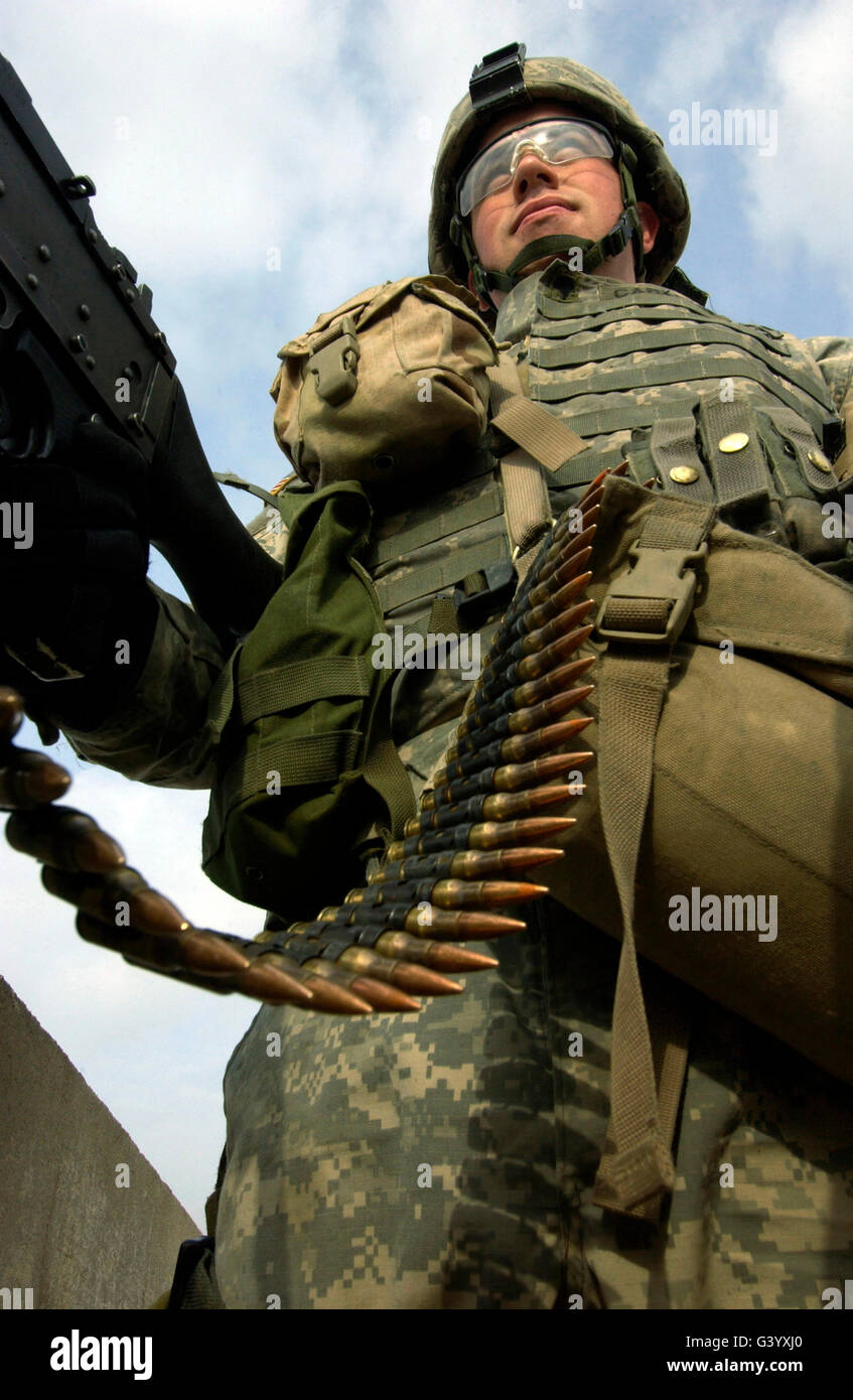 Soldat mans ein Fahrzeug M240G Maschinengewehr 7,62 mm montiert. Stockfoto
