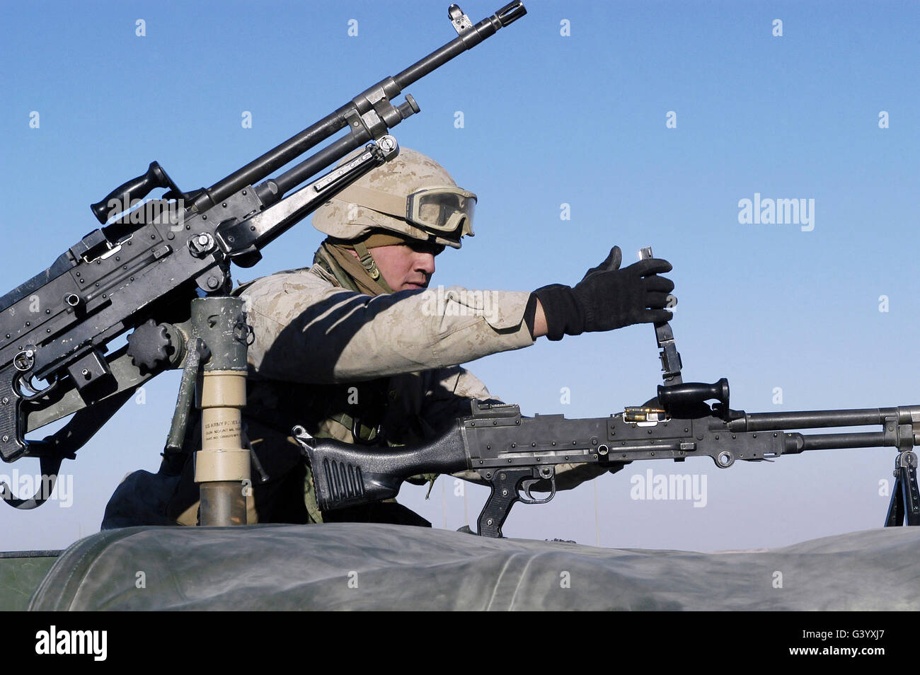 Eine US-Marine Corps Truppe lädt seine FNMI 7,62 mm M240-Maschinengewehr. Stockfoto