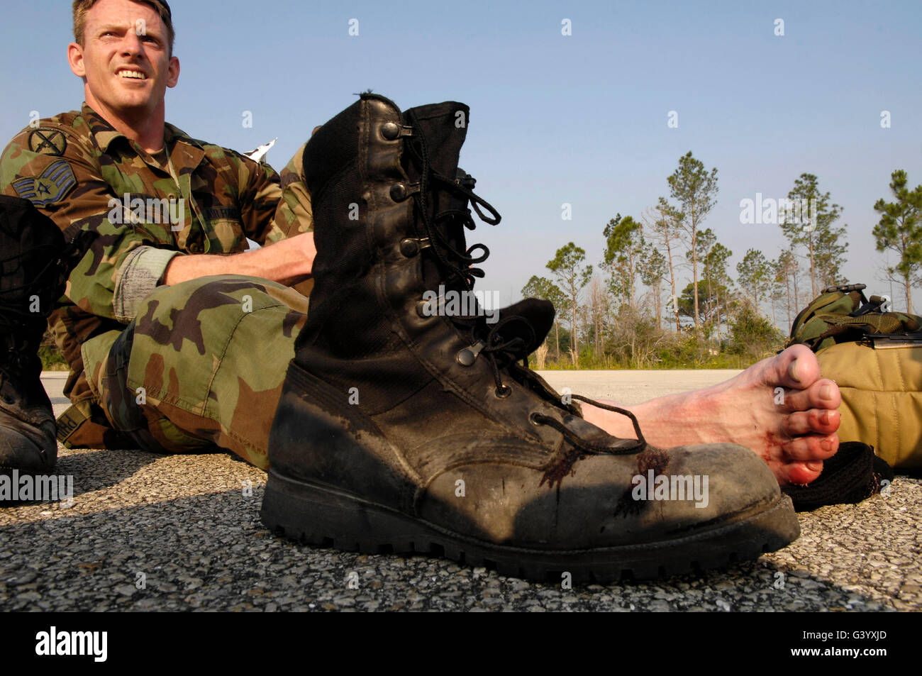 Ein Soldat ruht seine Füße. Stockfoto