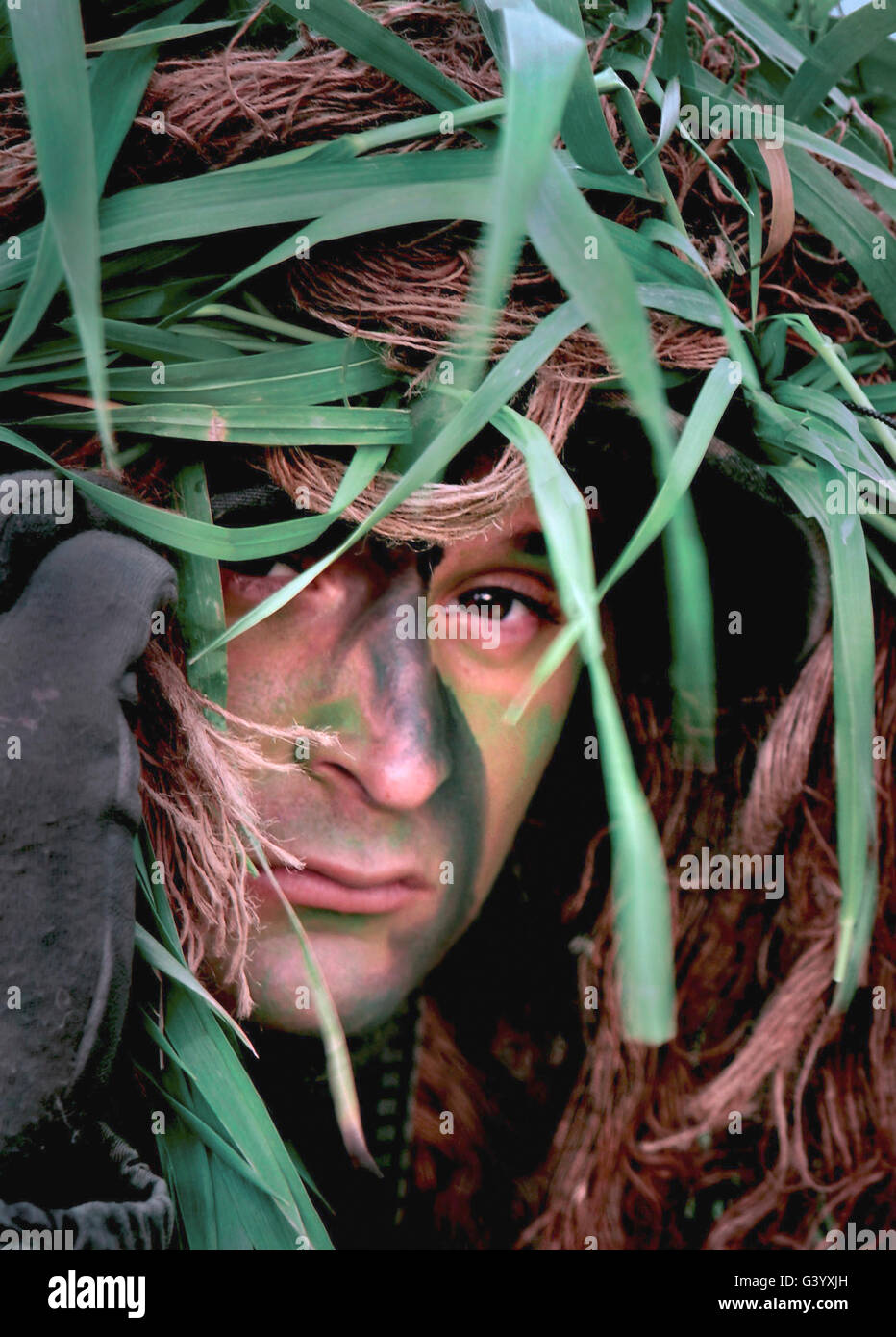 Ein Soldat in seinem Ghillie-Anzug getarnt. Stockfoto