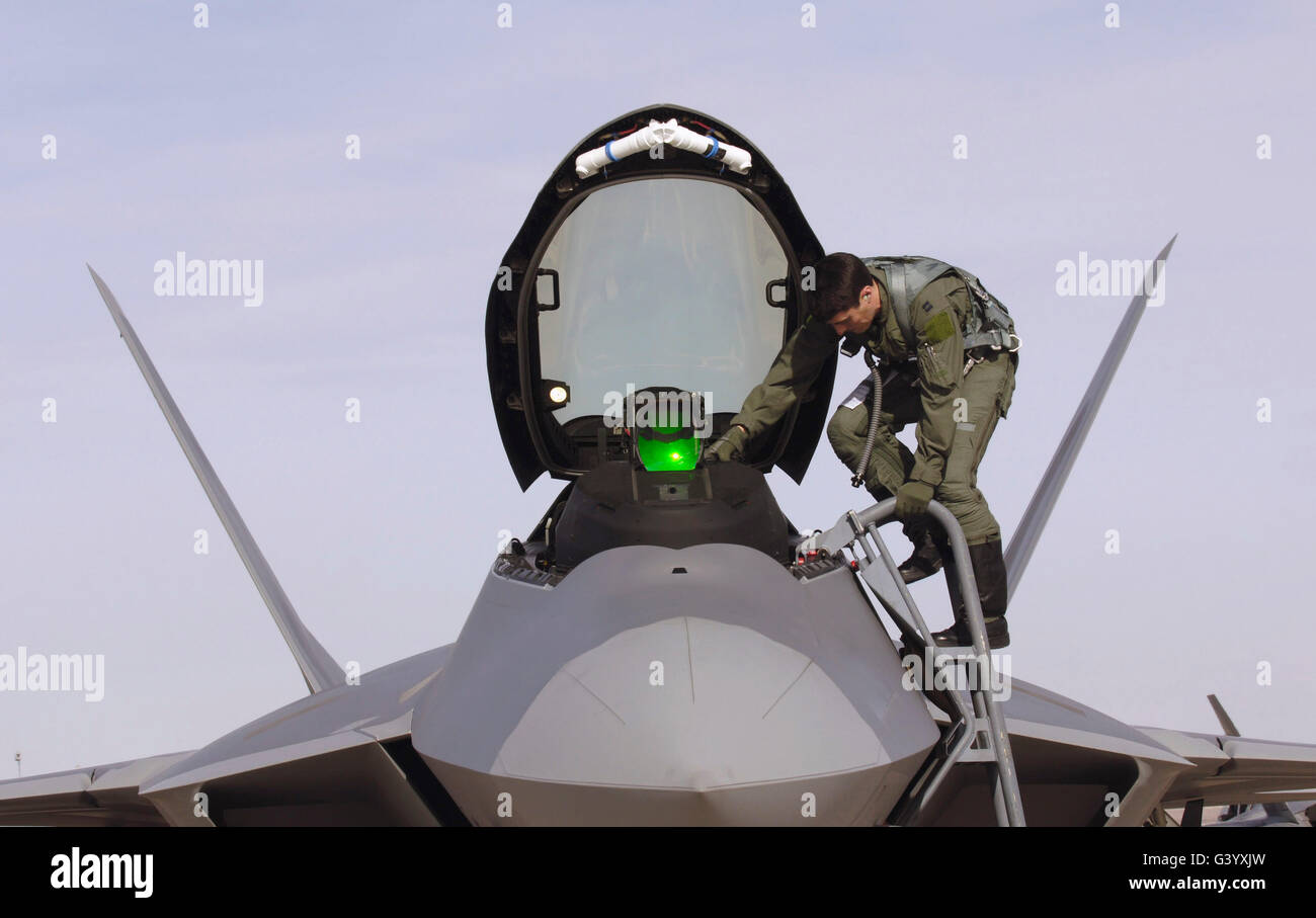 Kapitän verlässt eine f-22 Raptor. Stockfoto