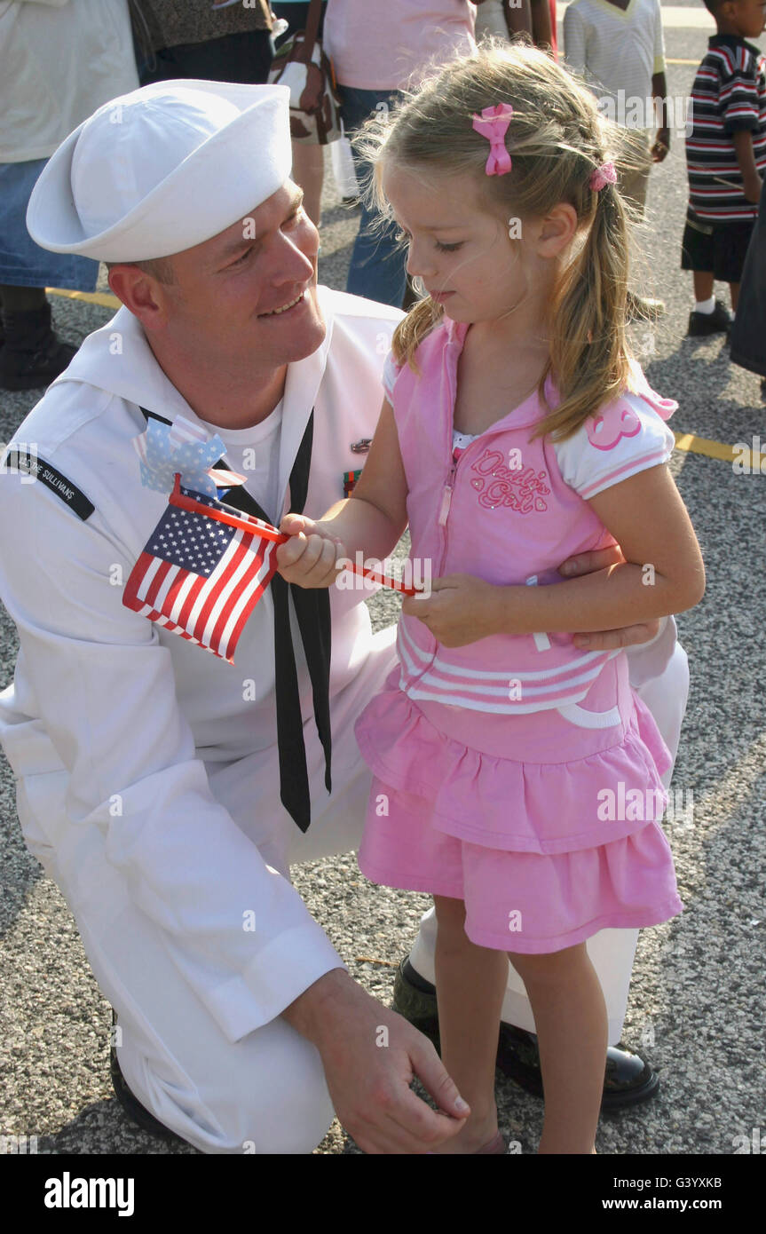 Seemann grüßt seine Tochter während der Heimkehr. Stockfoto
