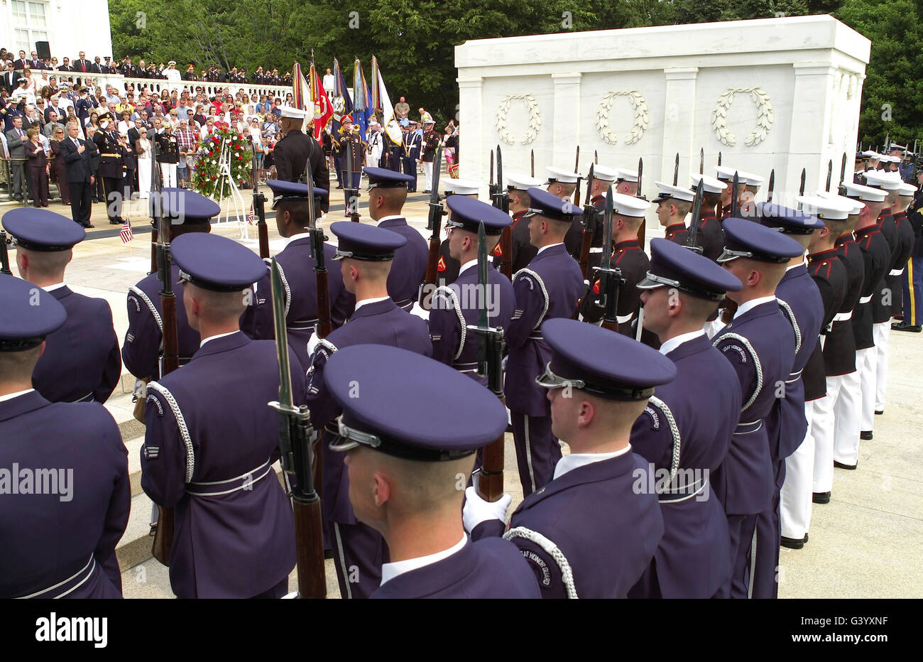 Mitglieder der Streitkräfte Ehrengarde Gegenwart Arme während Memorial Day. Stockfoto