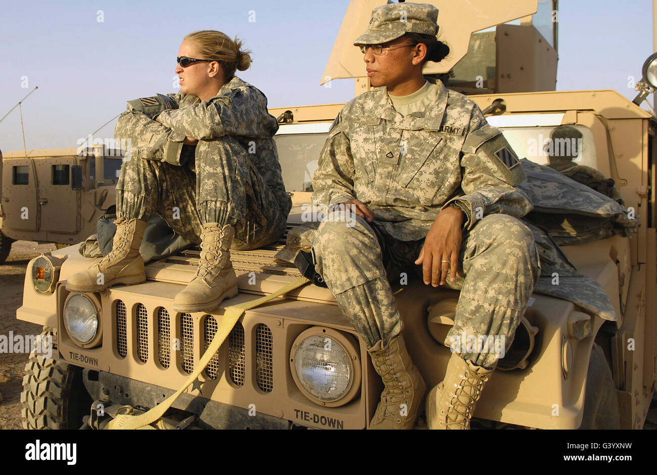 Zwei Soldaten der US Army entspannen vor der Abreise auf einer Mission. Stockfoto