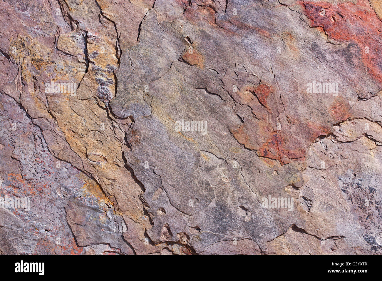 Rauhe Oberfläche von einer farbigen Steinplatte Stockfoto