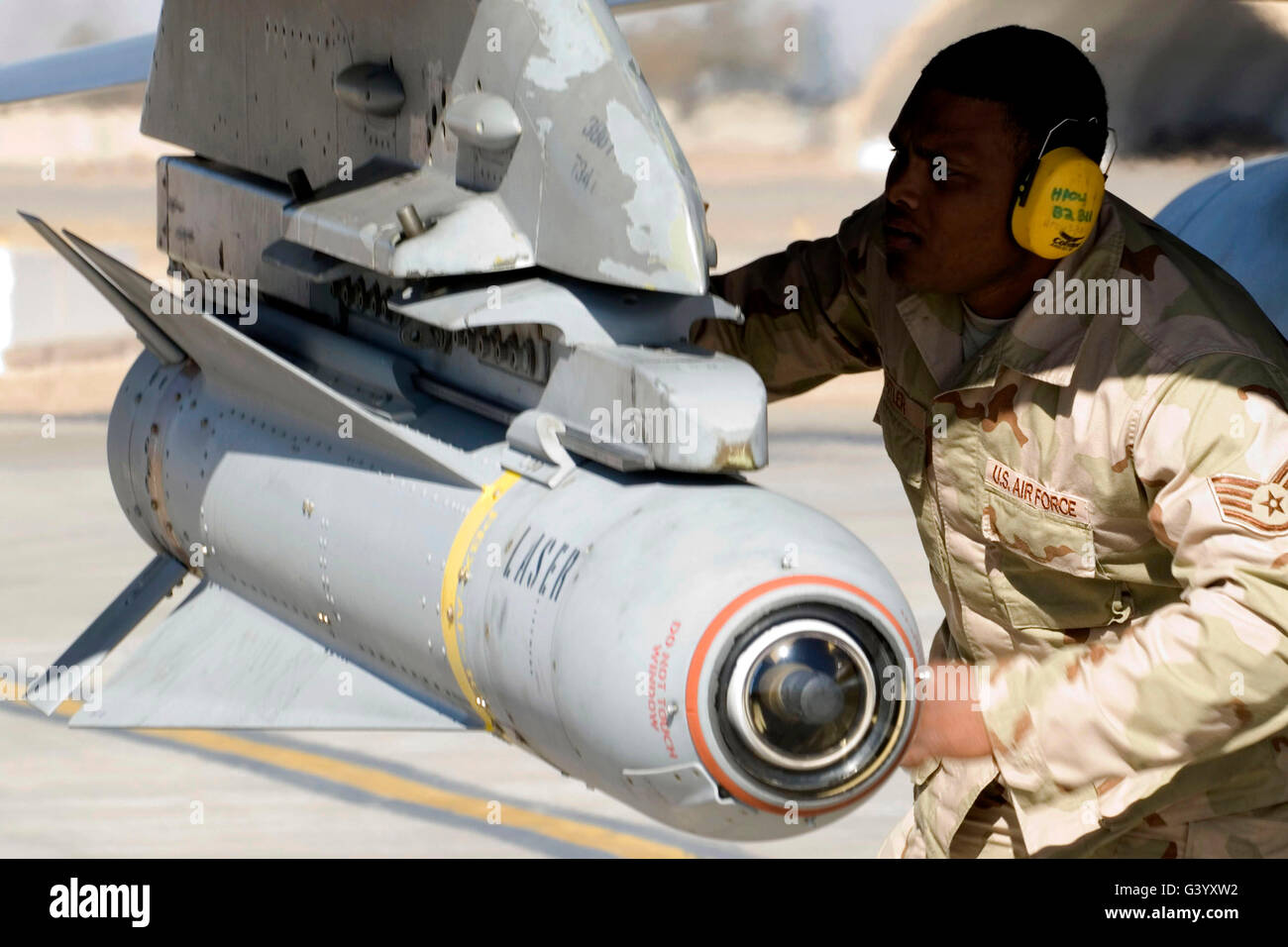 Spezialist für Arme einen f-16 Fighting Falcon Munition vor dem abheben. Stockfoto