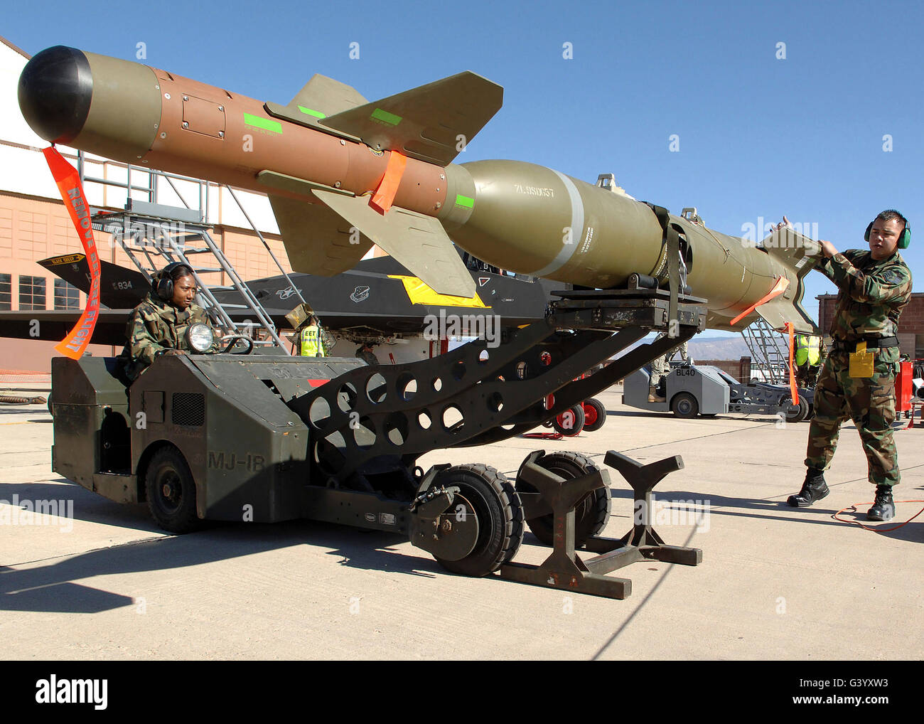Flieger bewegen der GBU-27 von seinem Stand. Stockfoto