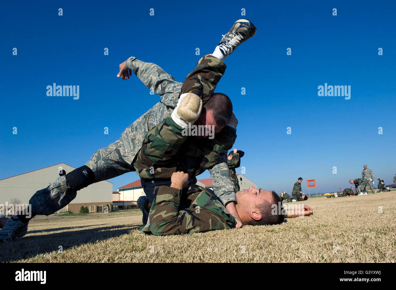 Soldaten demonstrieren richtigen Grappling-Verfahren. Stockfoto