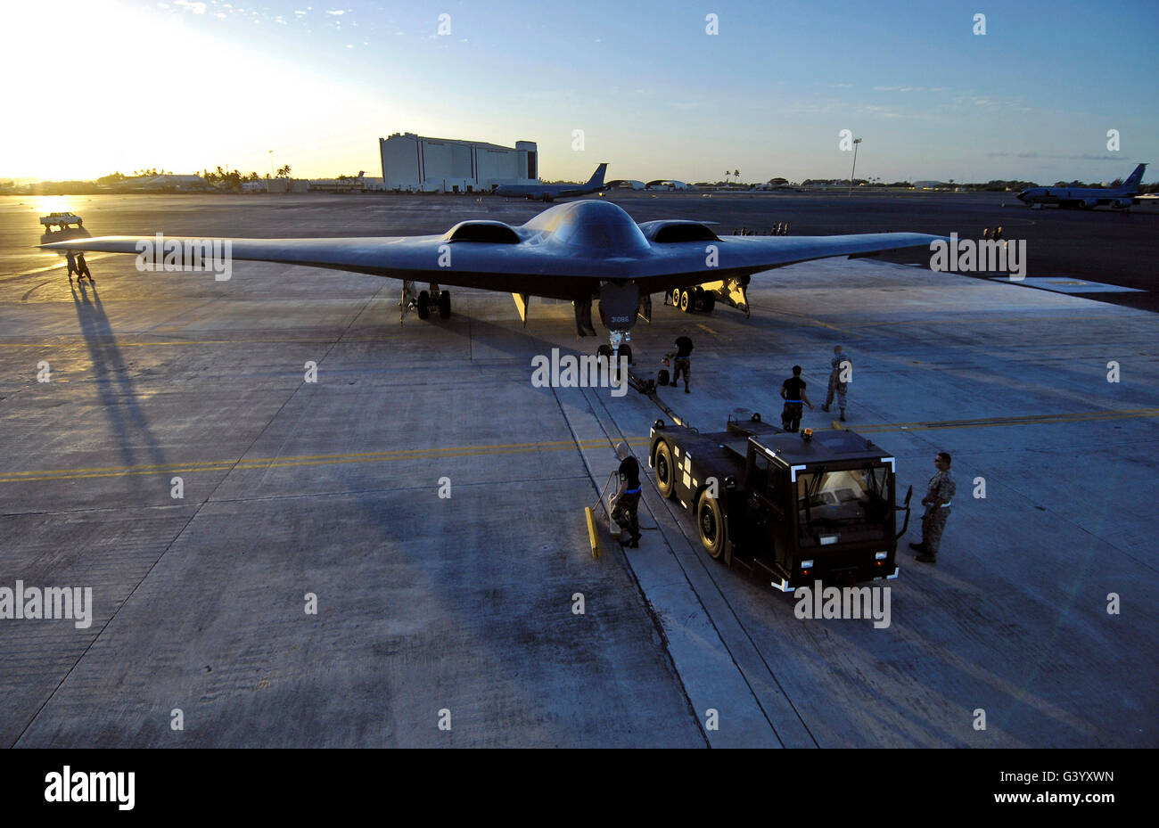 Ein b-2 Spirit Stealth Bomber wird zu einem Parkplatz geschleppt. Stockfoto