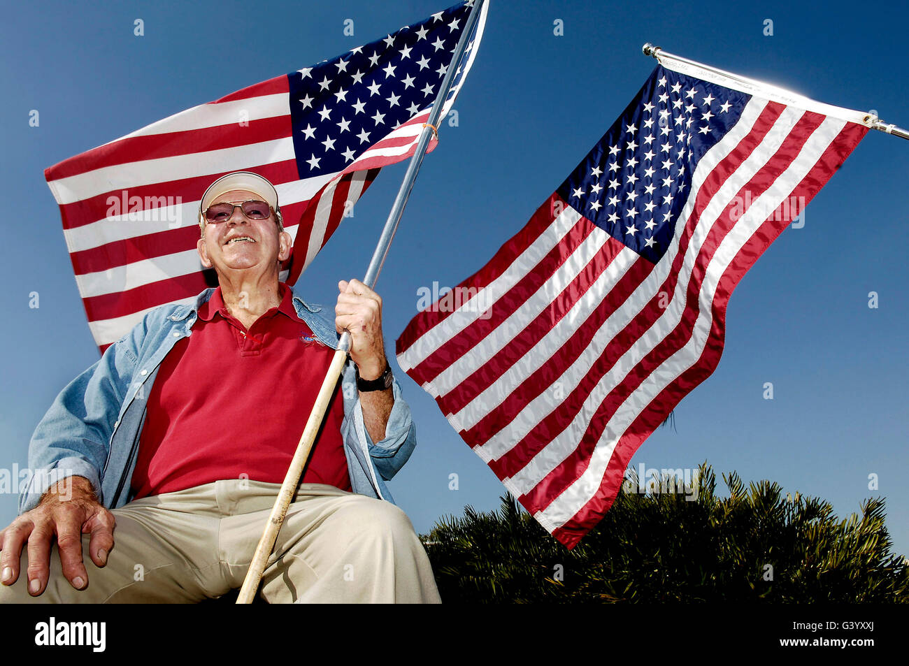 Eine Veteran zeigt seinen Patriotismus. Stockfoto