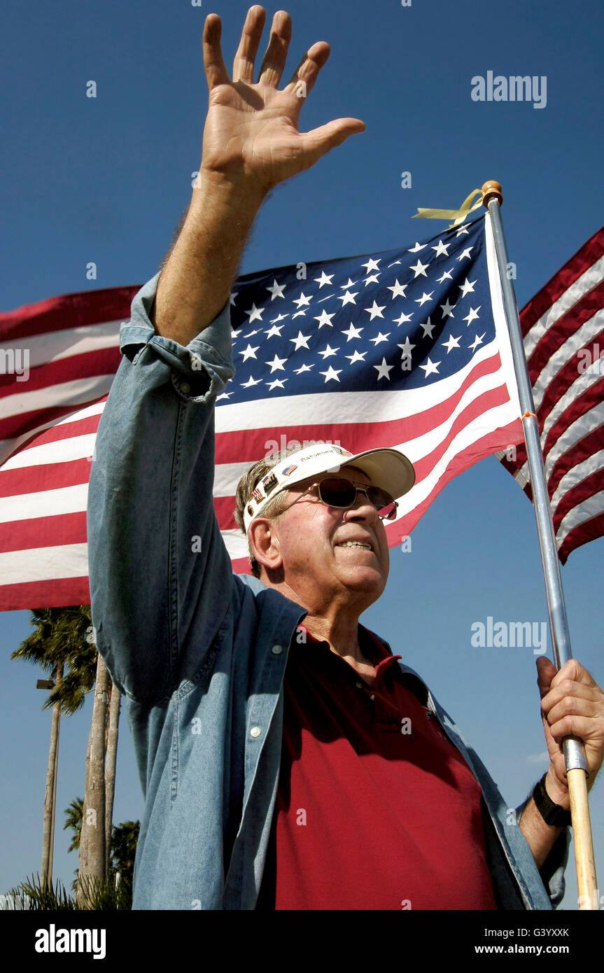 Ein veteran winkt Mitgliedern der MacDill Air Force Base in Tampa, Florida. Stockfoto