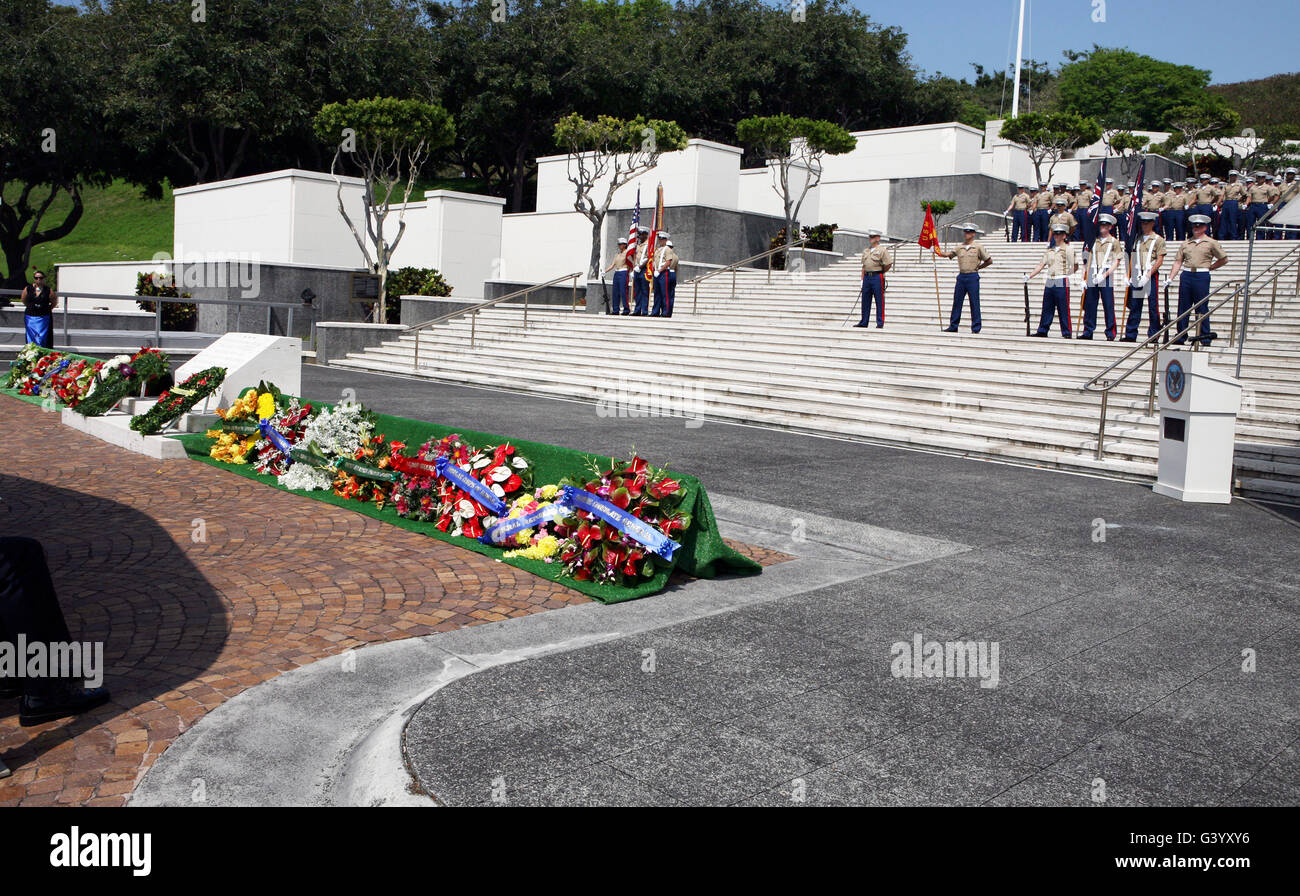 Kränze lag am Fuße der Honolulu Gedenkstätte, zum Gedenken an gefallene Service-Mitglieder. Stockfoto