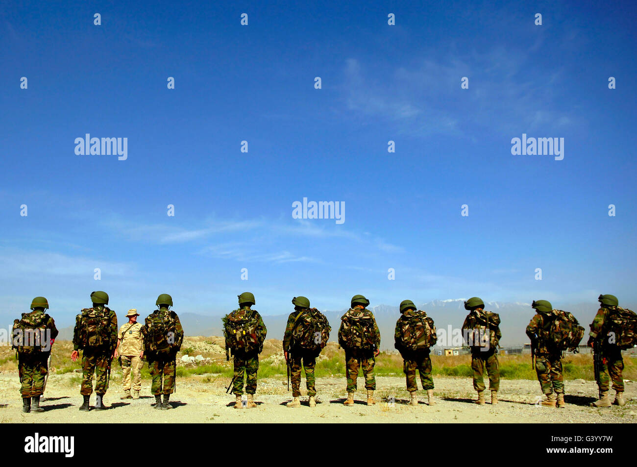 Eine Kommando Belgien Bewertungen der Afghan National Army Soldaten vor einer Fuß-Patrouille. Stockfoto
