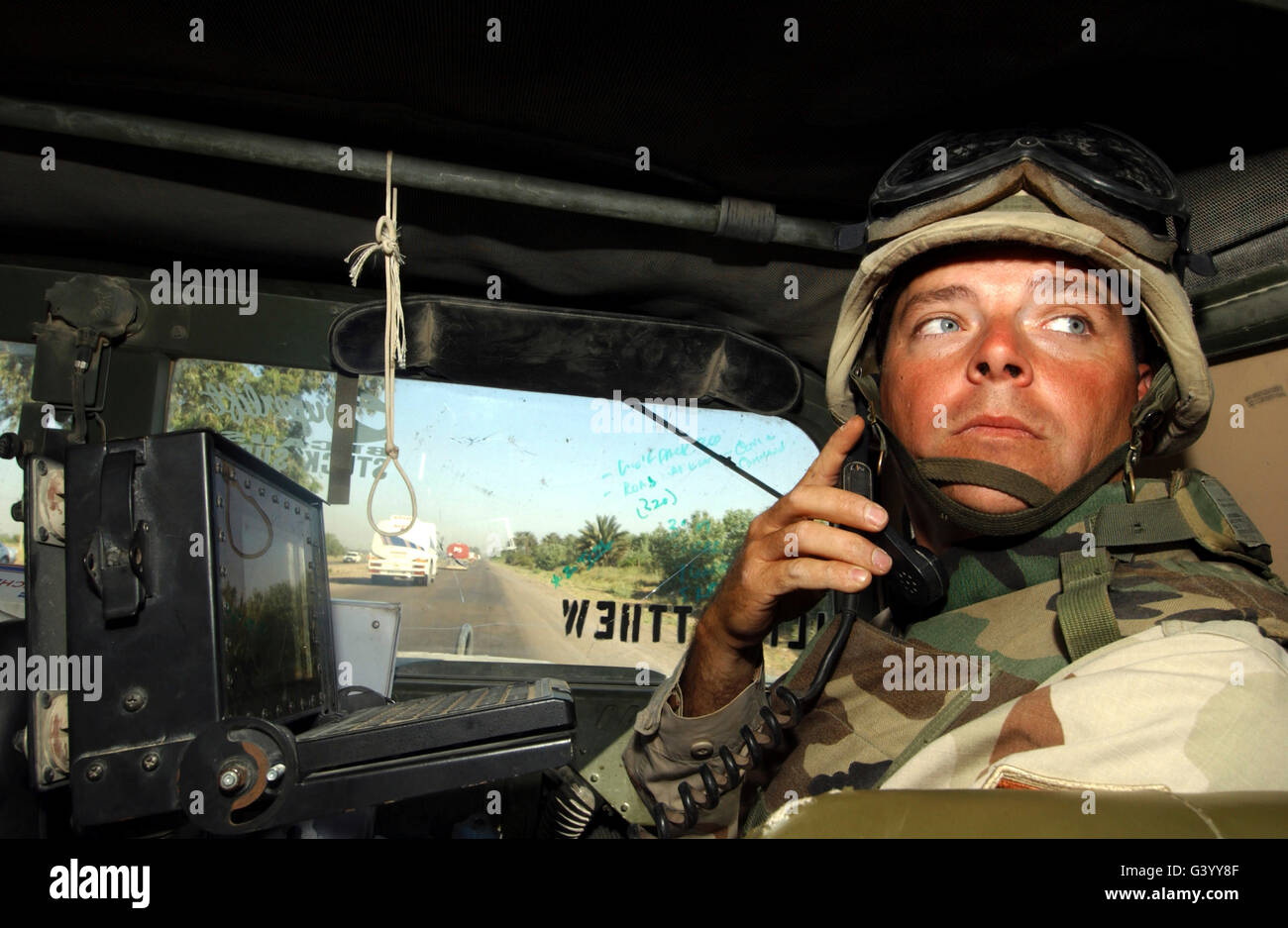 Soldat überwacht den Fortschritt eines 67 Fahrzeug Konvois entlang der Route Main liefern. Stockfoto