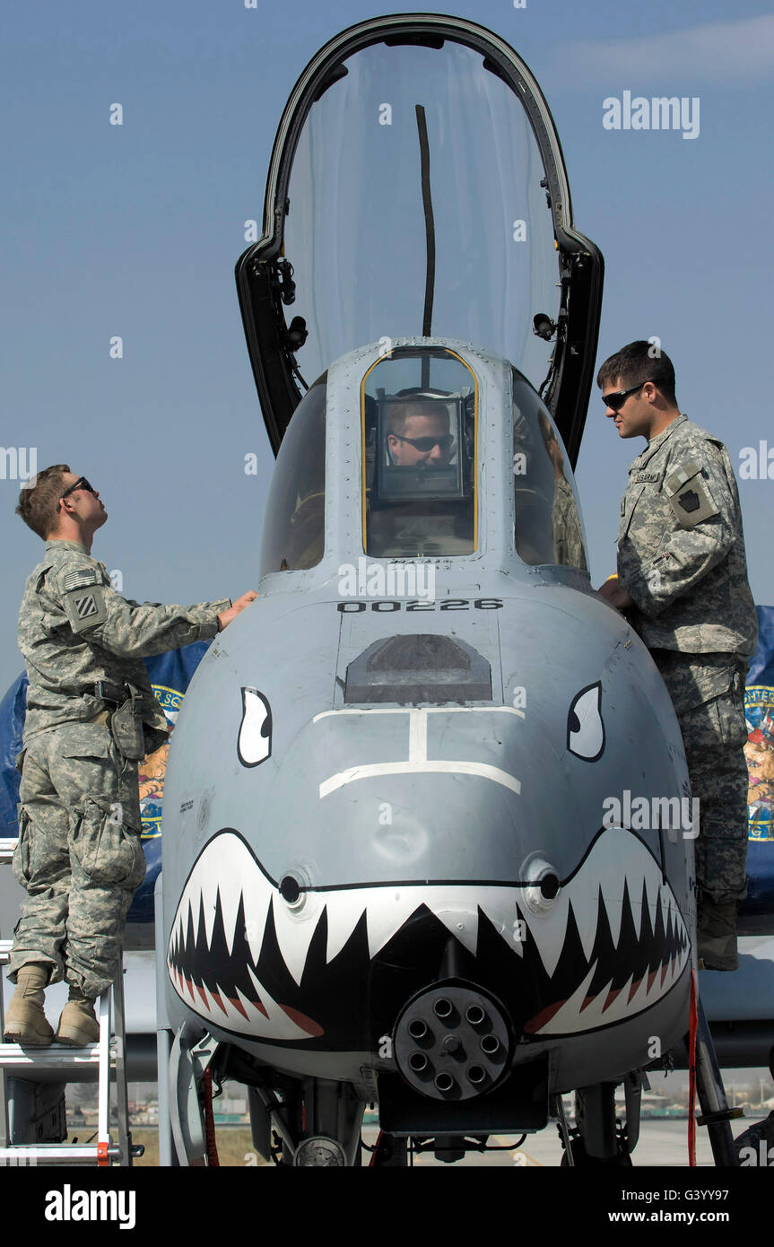 Soldaten erfahren Sie mehr über die a-10 Thunderbolt II vom Kapitän. Stockfoto