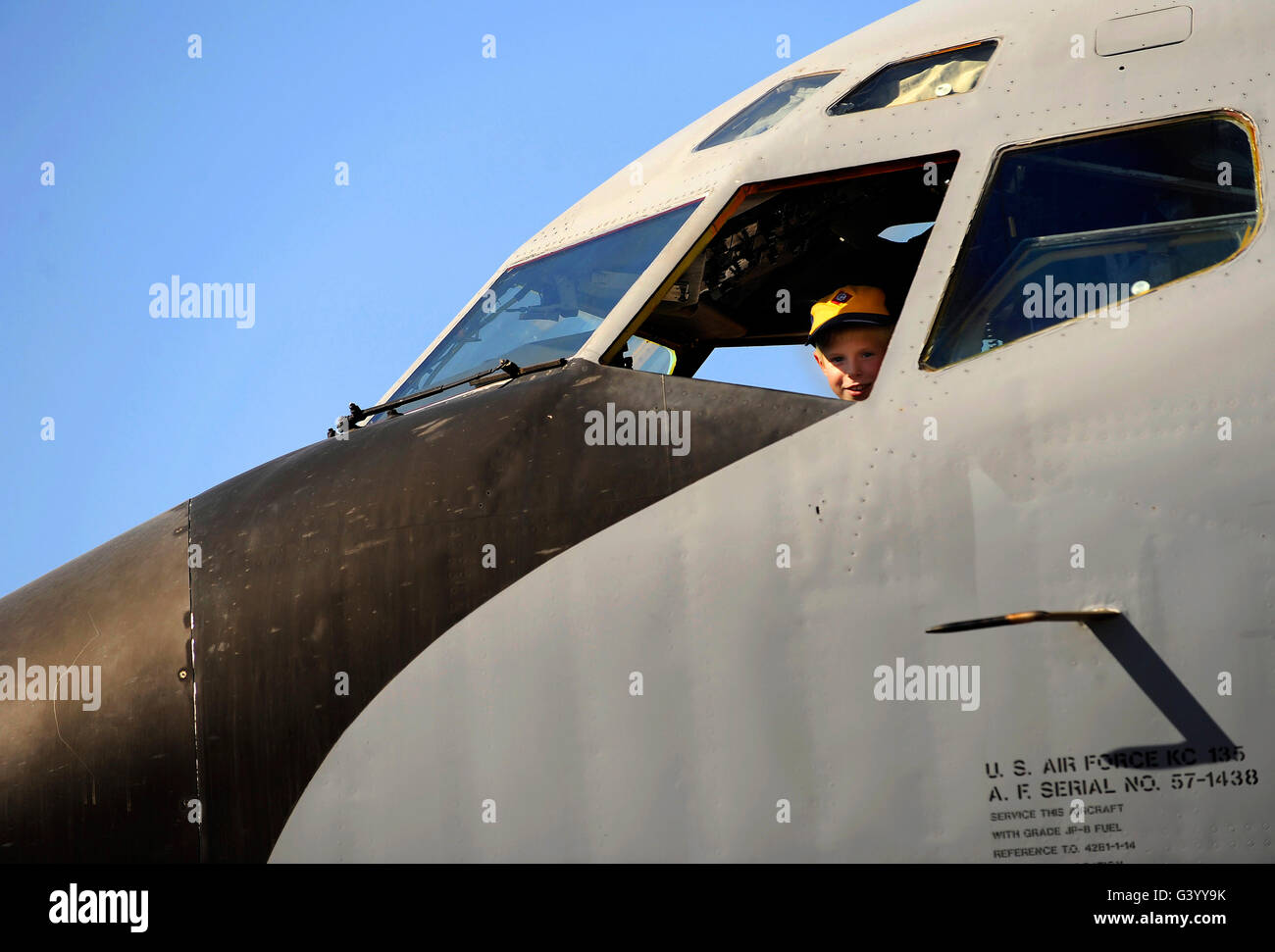 Ein Junge checkt das Cockpit einer Boeing KC-135 Stratotanker. Stockfoto