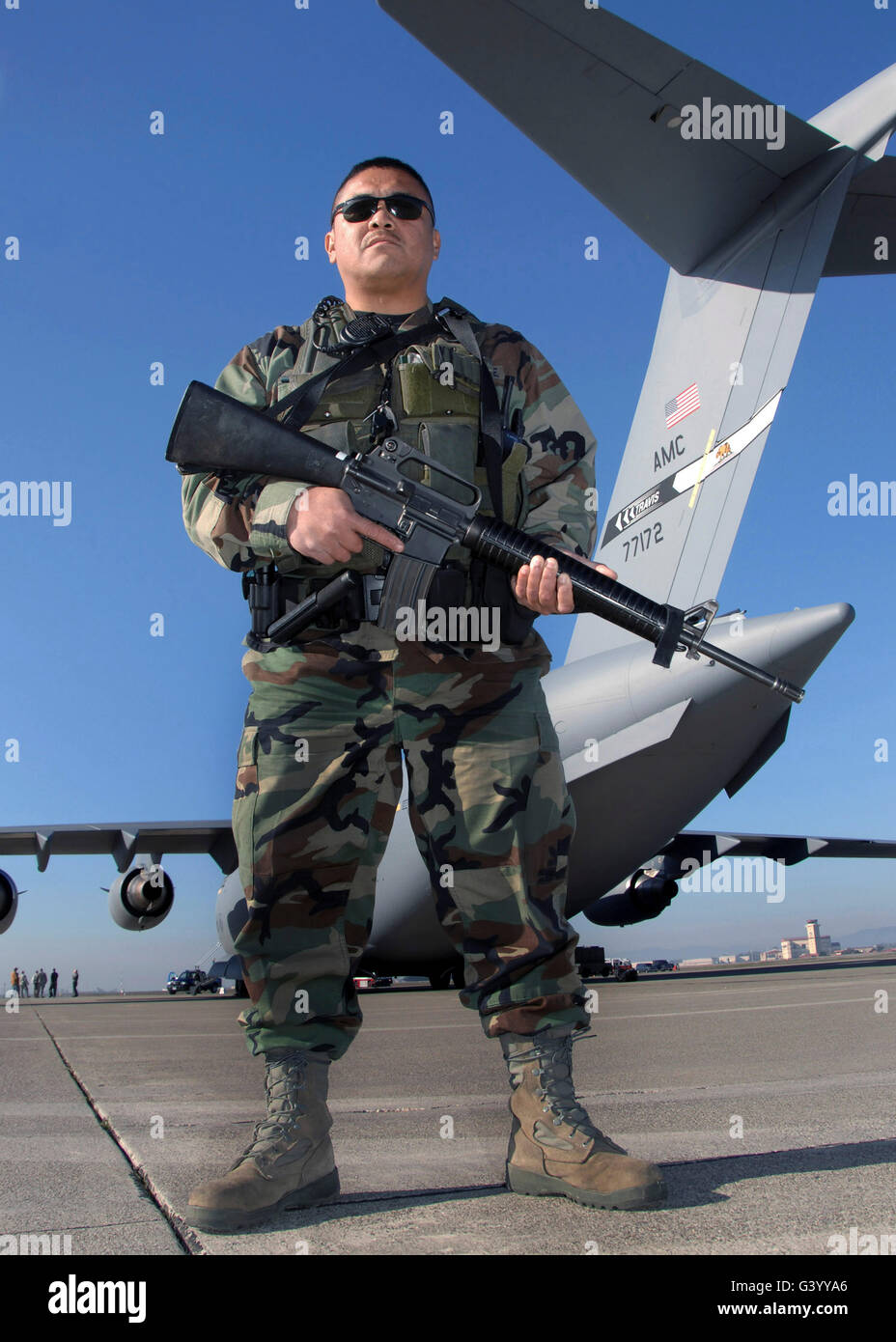 Es scannt ein Soldat steht Wache in der Nähe der gesicherten Perimeter einer c-17 Globemaster III. Stockfoto