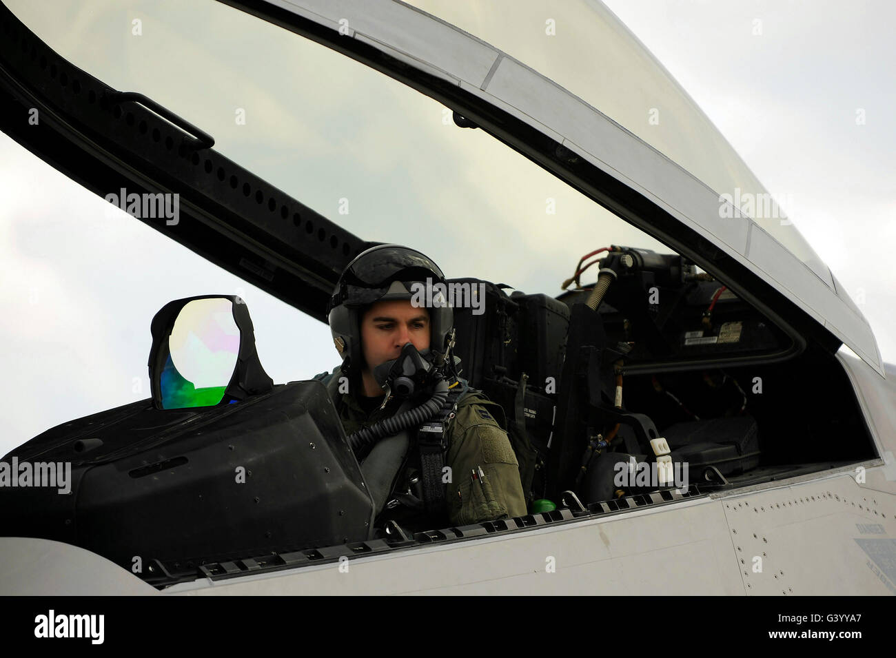 US Air Force Pilot wartet auf Anlassen des Motors während in einem F-22A Raptor geschnallt. Stockfoto