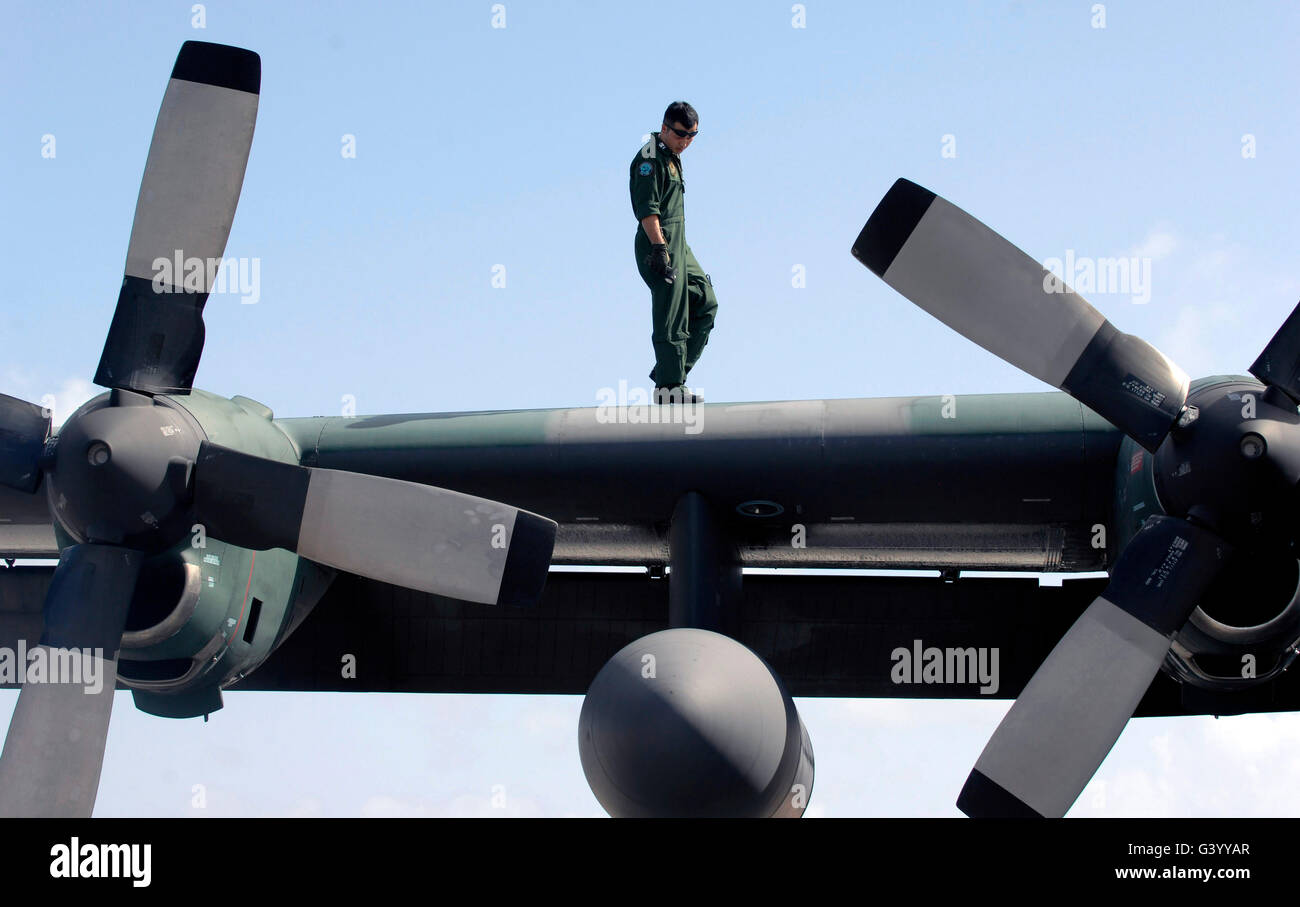 Buchen Sie Flug Wartung auf einem c-130 Hercules-Flugzeuge. Stockfoto