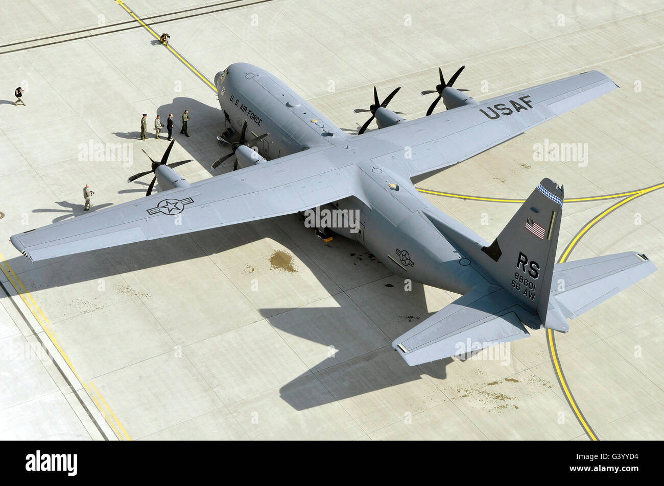 Die C-130J landet zum ersten Mal während einer Zeremonie auf der Ramstein Air Base. Stockfoto