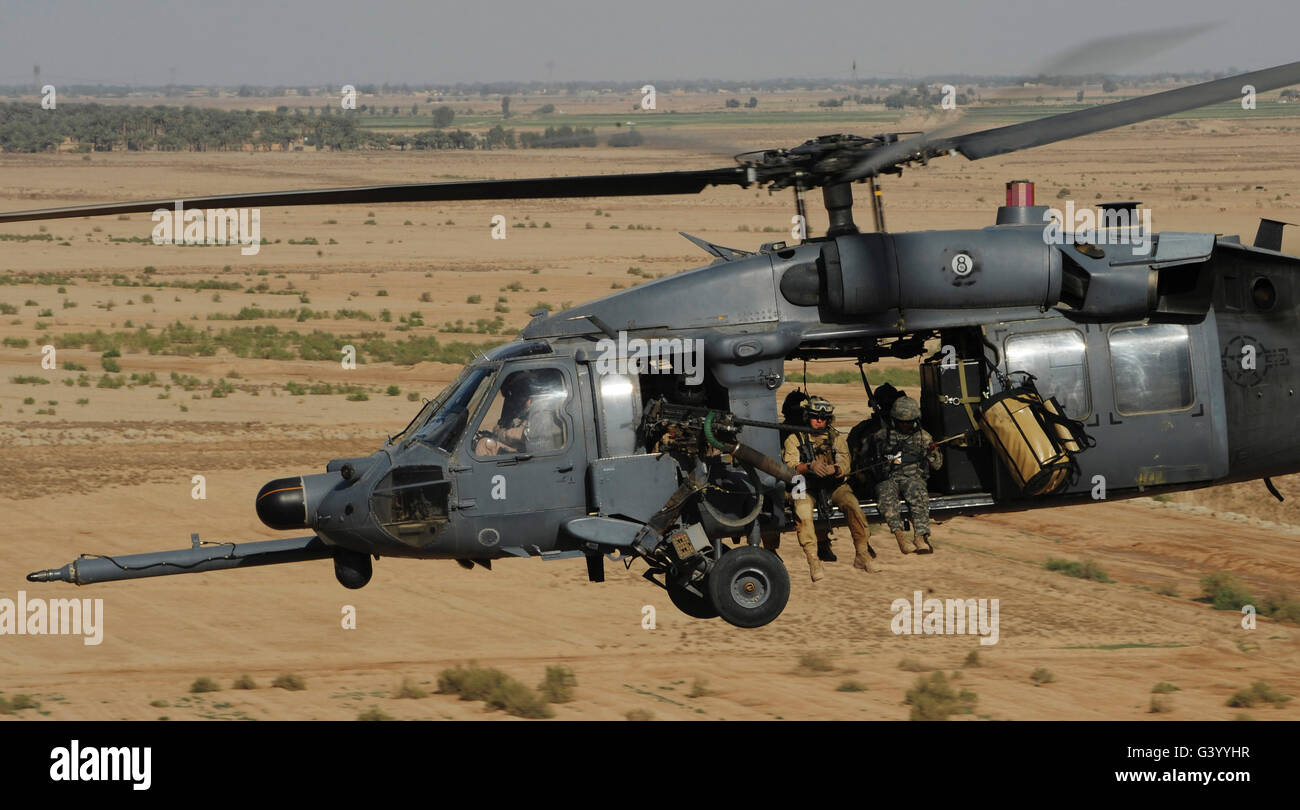 Ein US-Air Force HH-60 Pavehawk fliegt über die irakischen Landschaft. Stockfoto