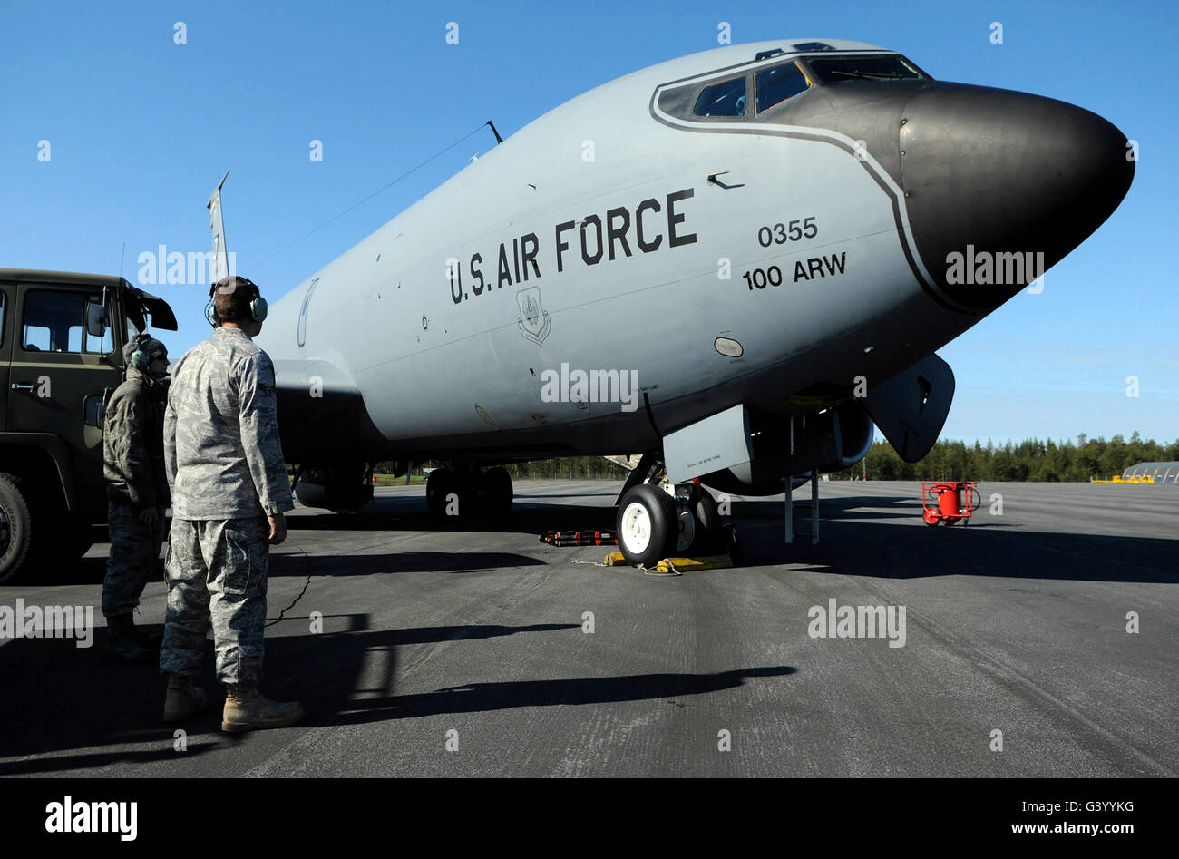 Betreuer überwacht die Pre-mission Betankung einer Boeing KC-135 Stratotanker. Stockfoto