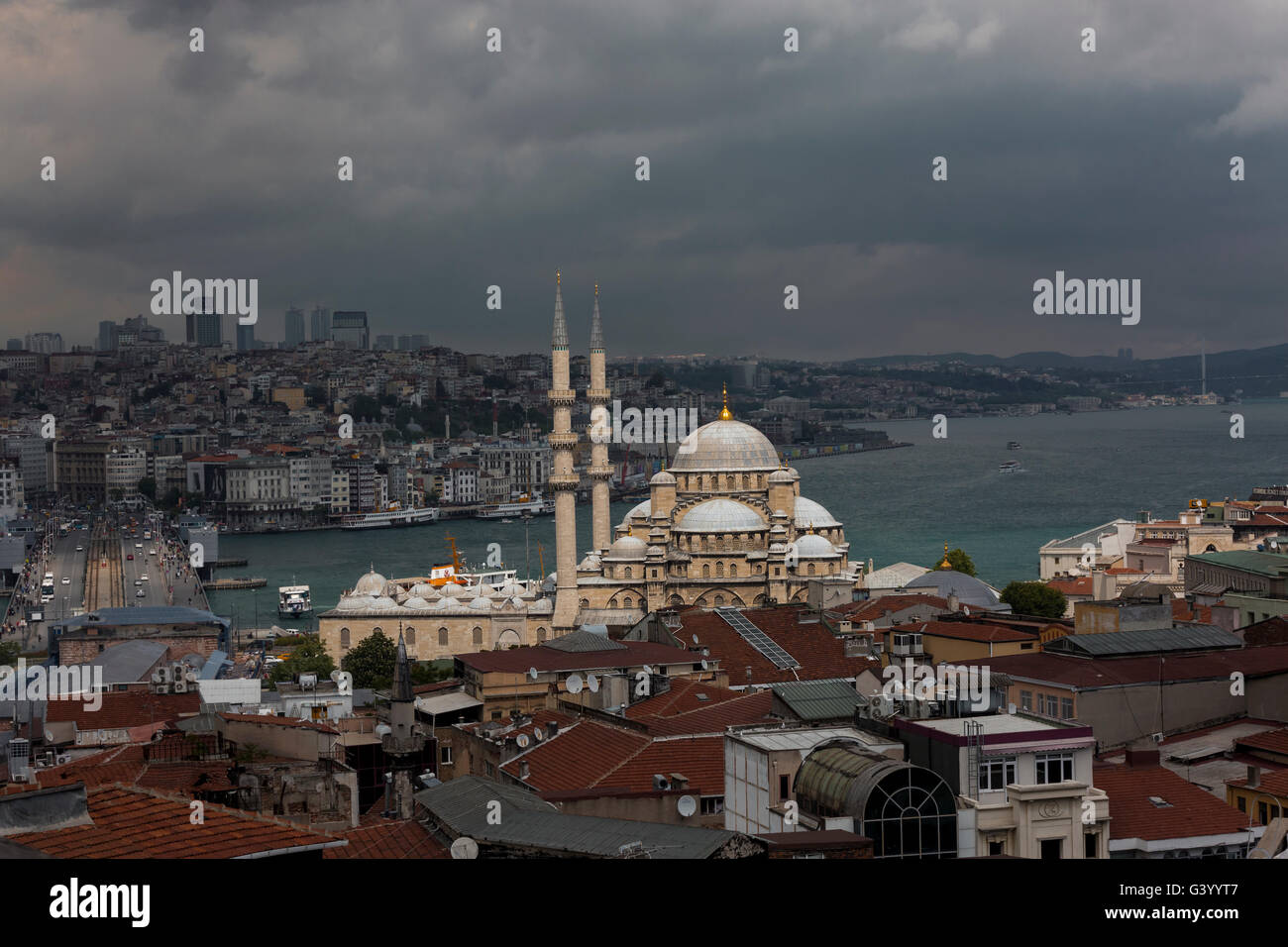 Neue Moschee in Istanbul mit einem Scheinwerfer auf sie. Stockfoto