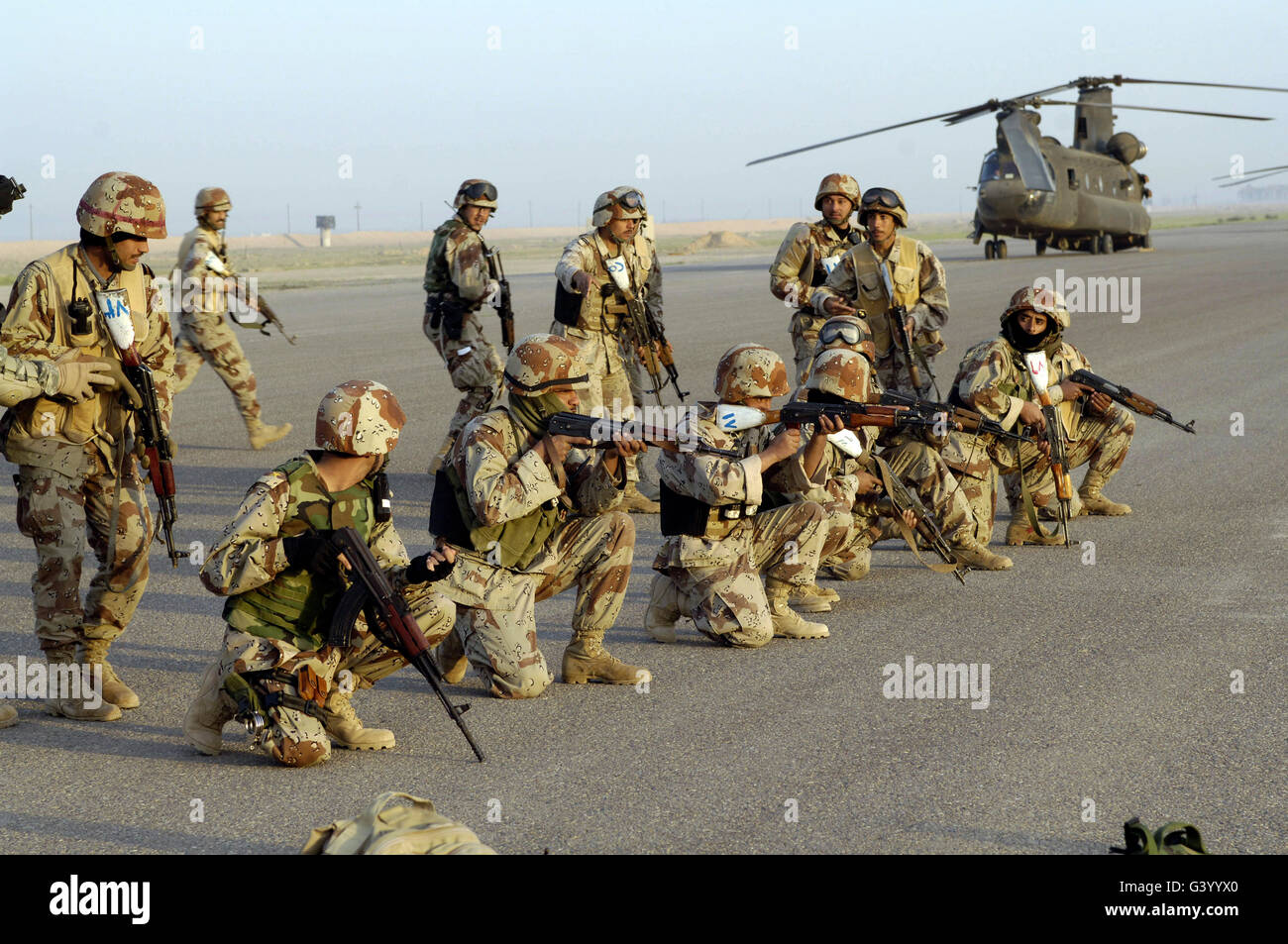 Soldaten der irakischen Armee Proben für einen Angriff Luftbetrieb von Forward Operating Base Remagen, Irak. Stockfoto