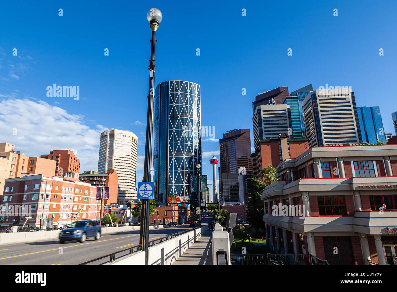 Caglary, Deutschland - 21. Juni 2015: Downtown Calgary mit seinen berühmten Calgary Tower und The Bow, wie auf der Centre Street Bridge zu sehen. Stockfoto