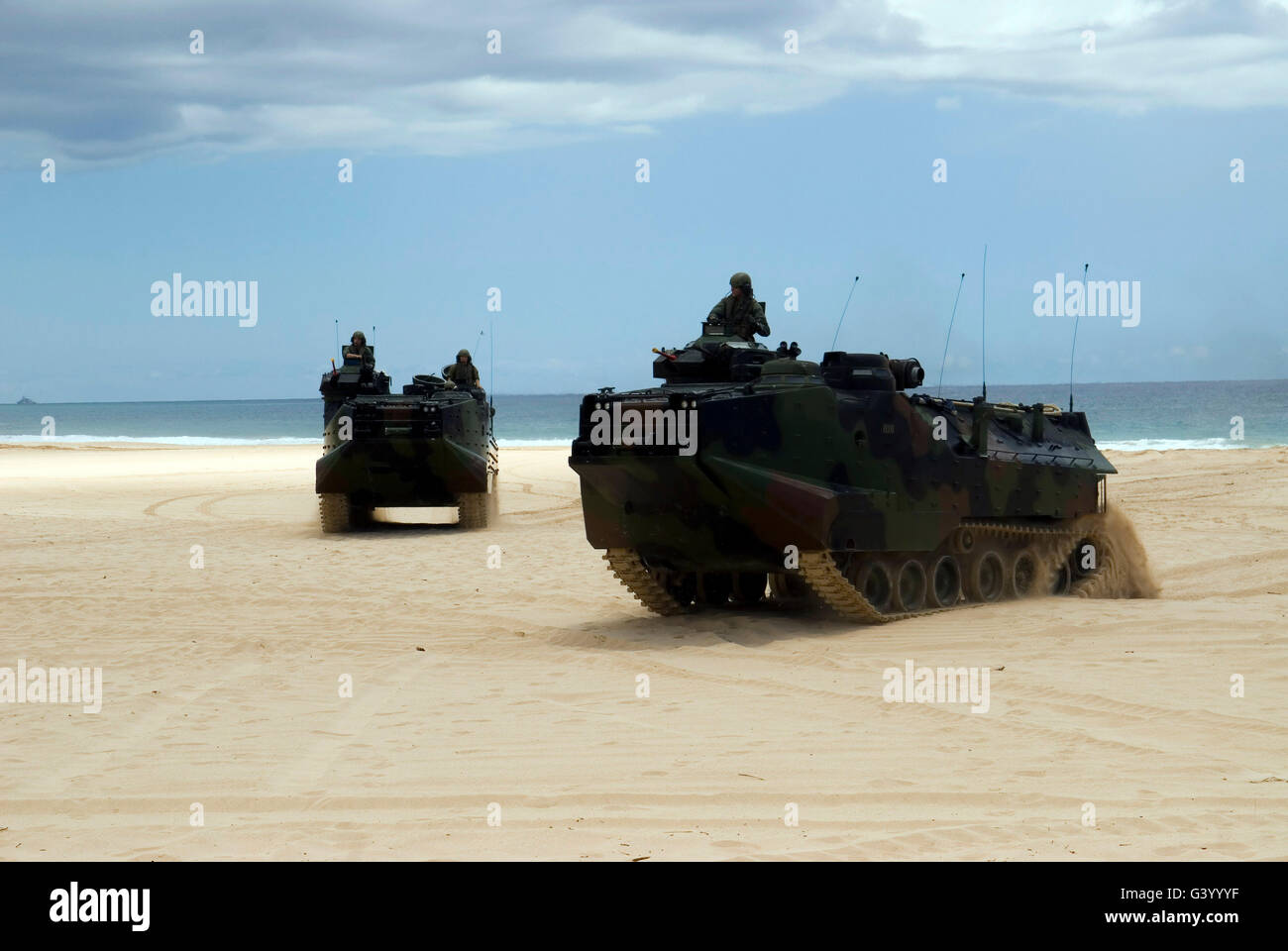 Angriff-Kampffahrzeuge Durchführung Manöver am Pacific Missile Range Facility in Barking Sands, Hawaii. Stockfoto