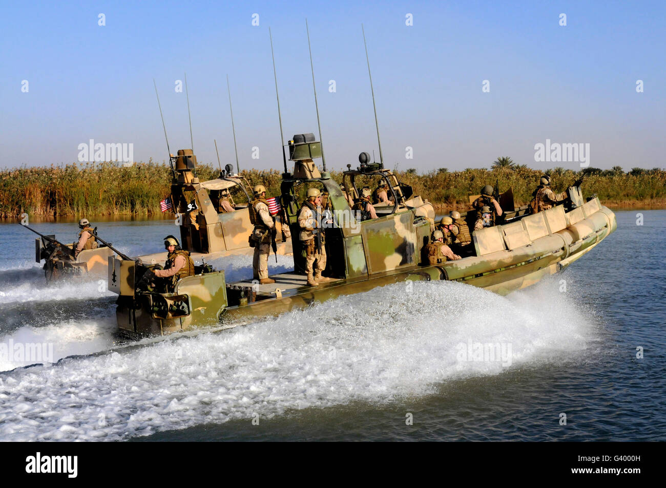 Matrosen racing entlang des Euphrats in Fließgewässer Patrouillenboote im Irak. Stockfoto