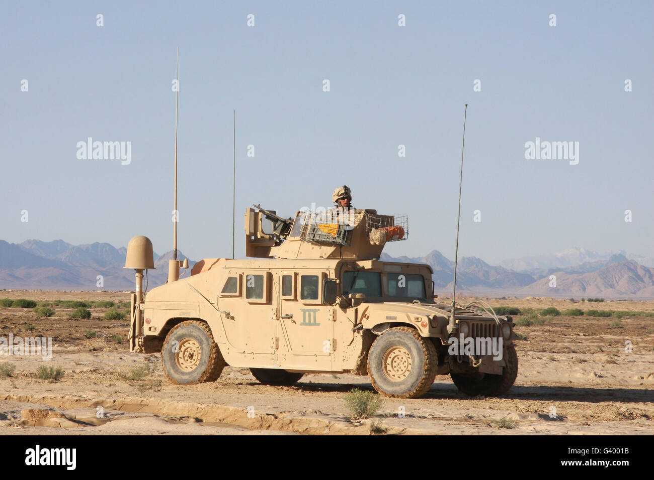 US-Marine steht hinter seinem Fahrzeug montierte Maschinengewehr bereit. Stockfoto