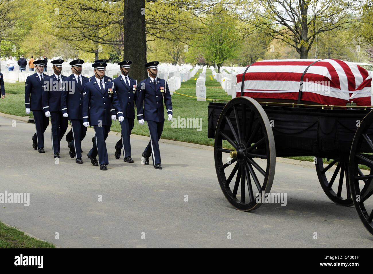 United States Air Force Ehrengarde Mitglieder hinter einem Caisson auf dem Arlington National Cemetery marschieren. Stockfoto