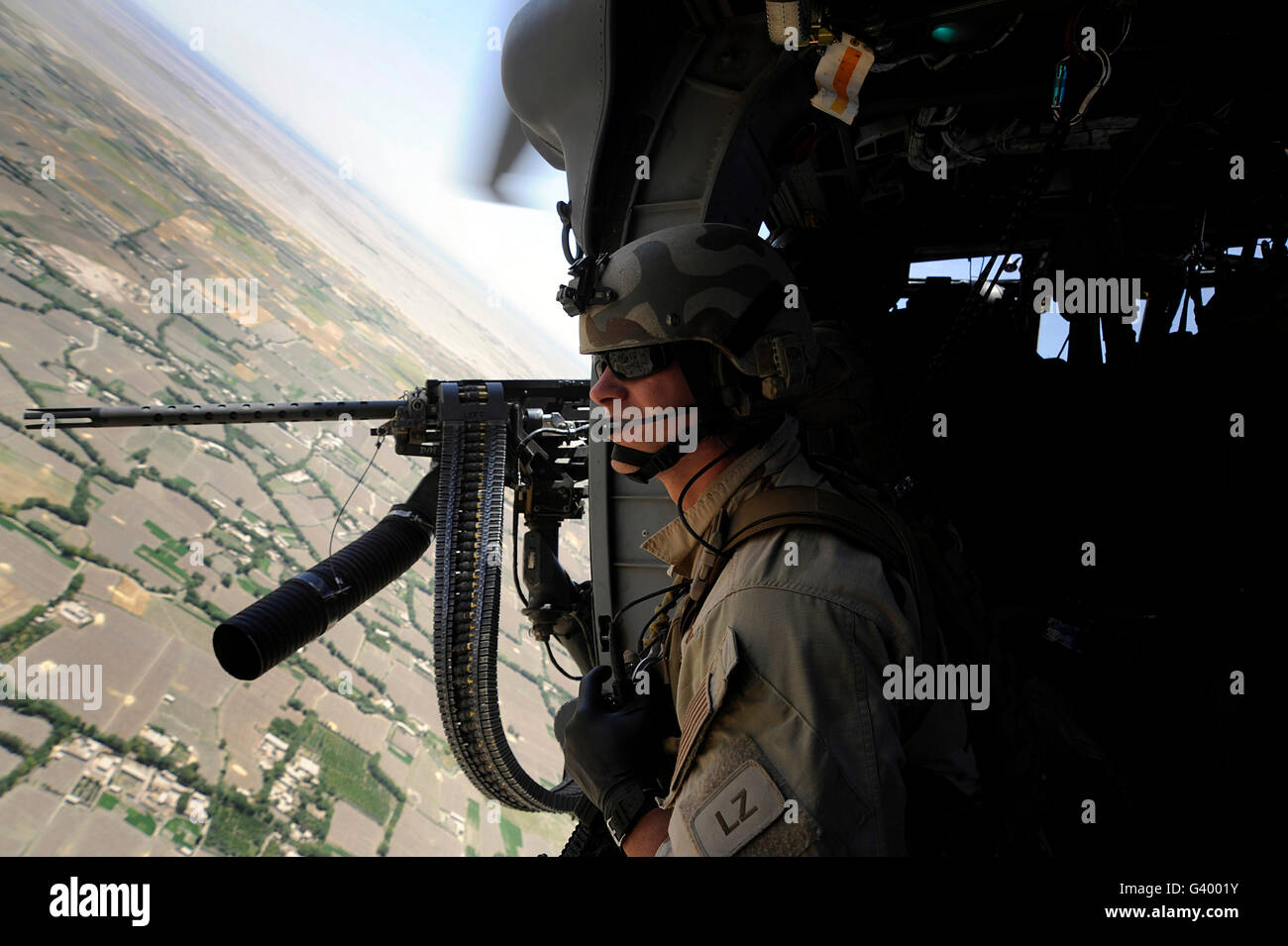 Von der Seite ein HH - 60G Pave Hawk Uhren eine Pararescueman für möglichen Gefahren in Afghanistan. Stockfoto