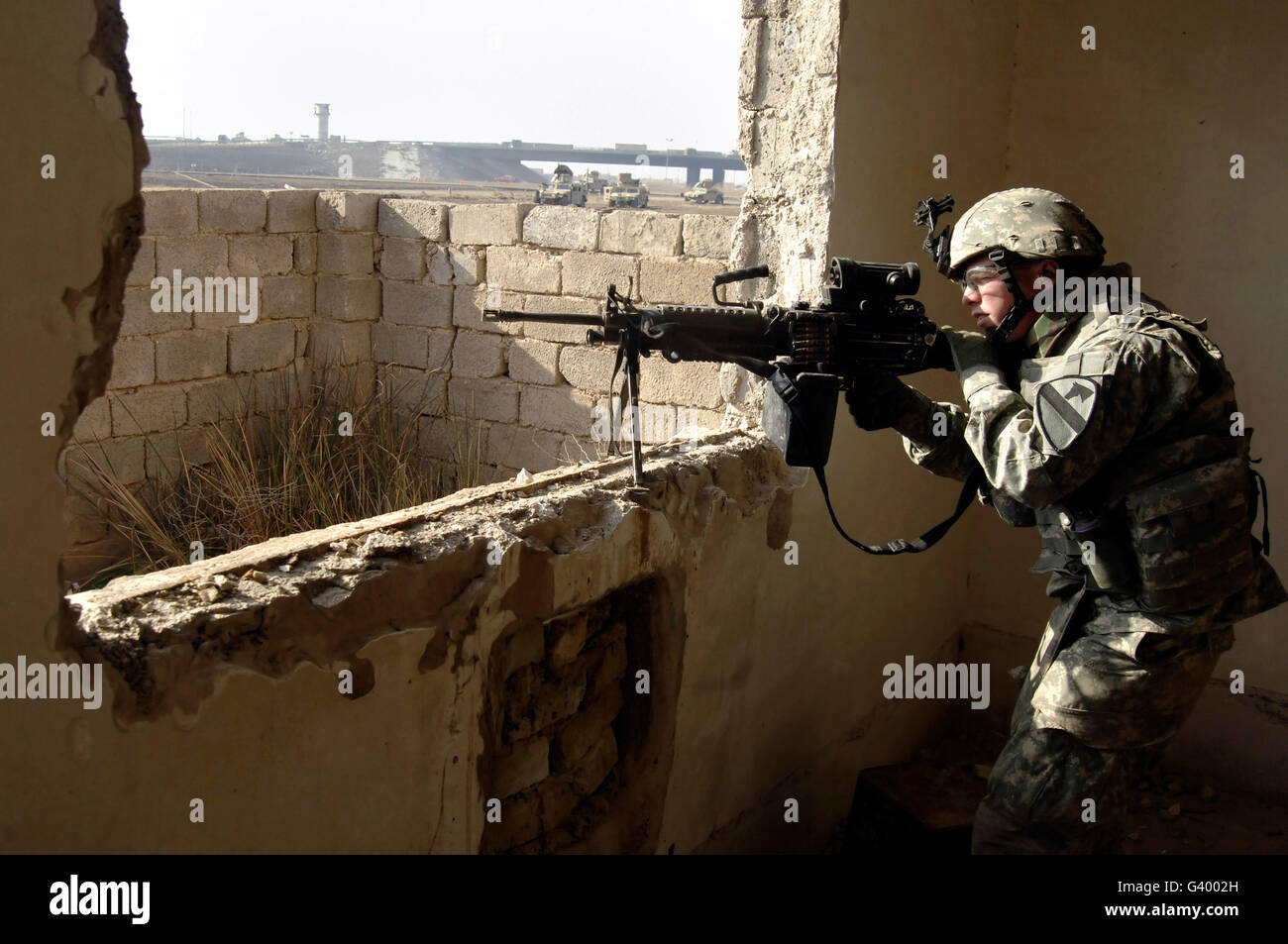 US-Armee Soldaten auf der Suche nach Kontakten während einer Operation Kordon und Suche im westlichen Bagdad, Irak. Stockfoto