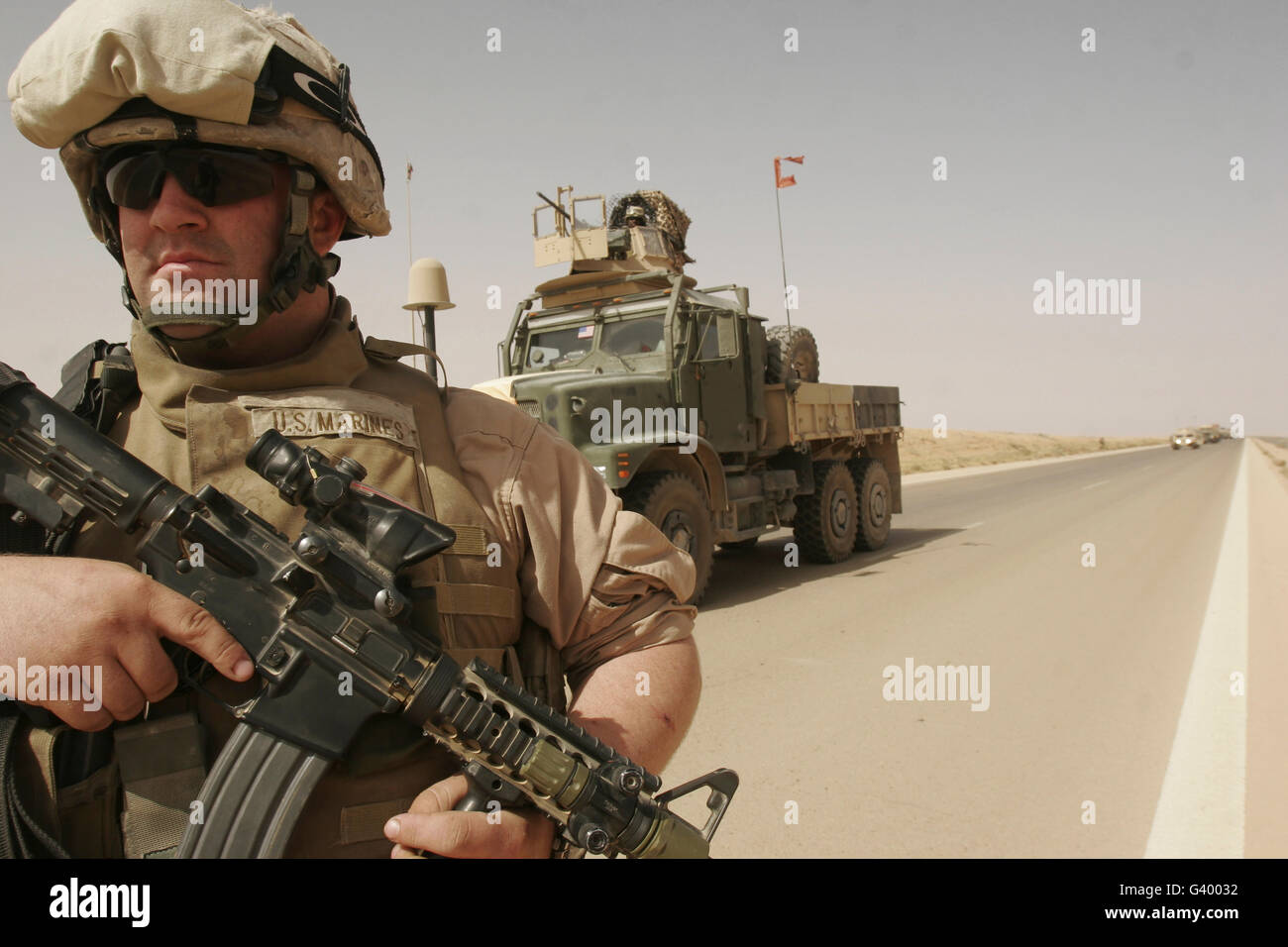 US-Marine seine Waffe bereit zu halten, während er eine abgesessene Patrouille in Al Asad, Irak durchführt. Stockfoto