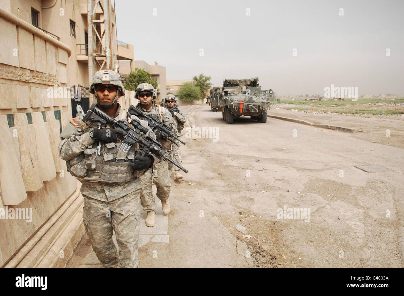 US-Armee Soldaten zu ihrem nächsten Ziel bewegen, während eine gezielte Suche in Bagdad, Irak. Stockfoto