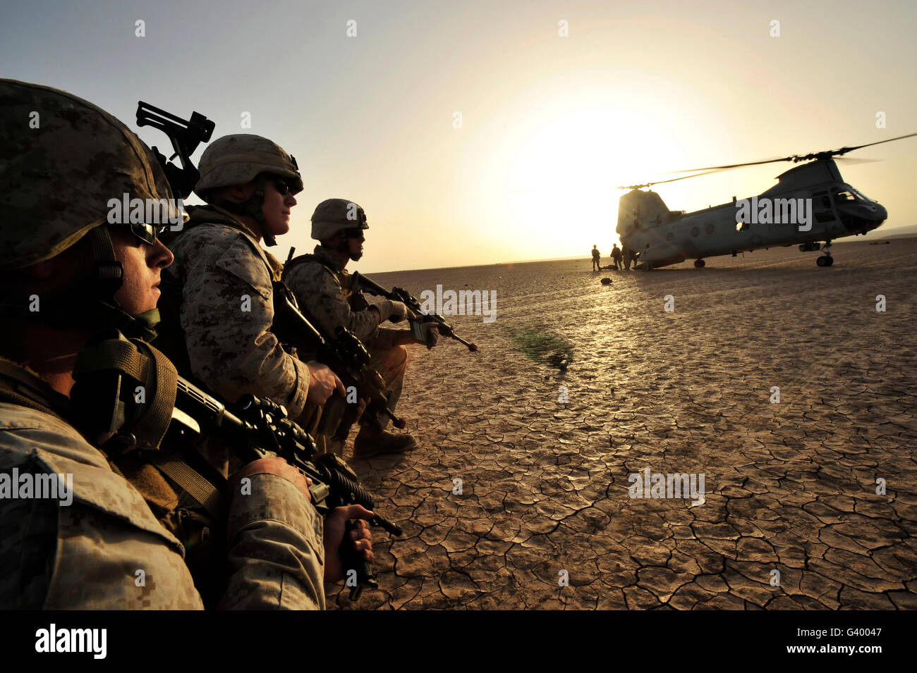 US-Marines, die Gewährleistung der Sicherheit für eine CH-46E Sea Knight Helikopter in Grand Bara, Dschibuti, Afrika. Stockfoto