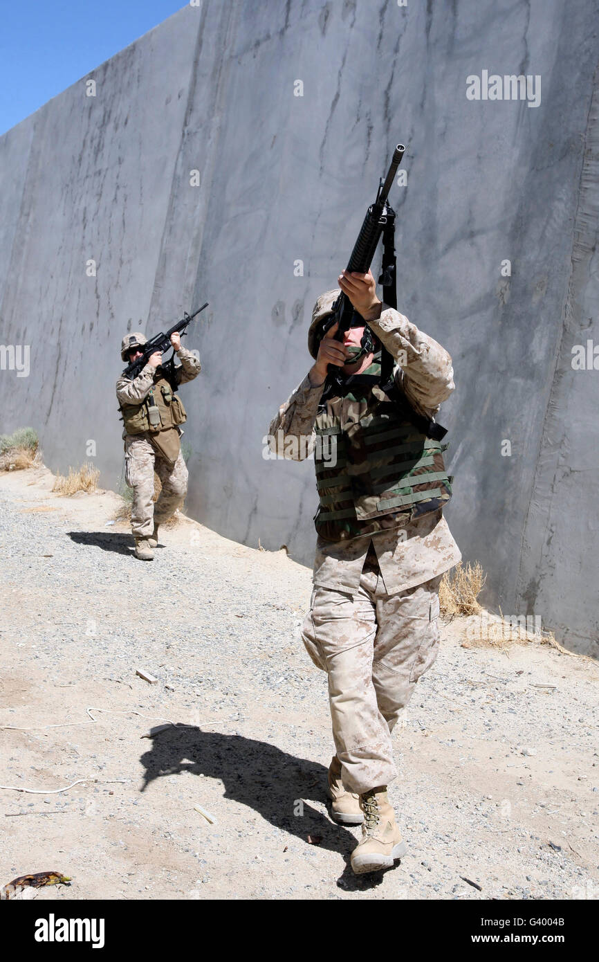 Soldaten, die Durchführung von Maßnahmen zur Gefahrenabwehr während zu Fuß patrouillieren im Hawthorne Army Depot, Nevada. Stockfoto