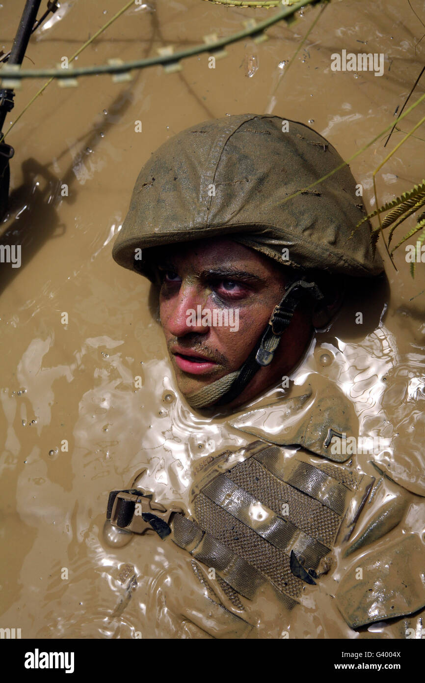 US-Marine durch ein Hindernis-Parcours im Jungle Warfare Training Center in Okinawa, Japan. Stockfoto