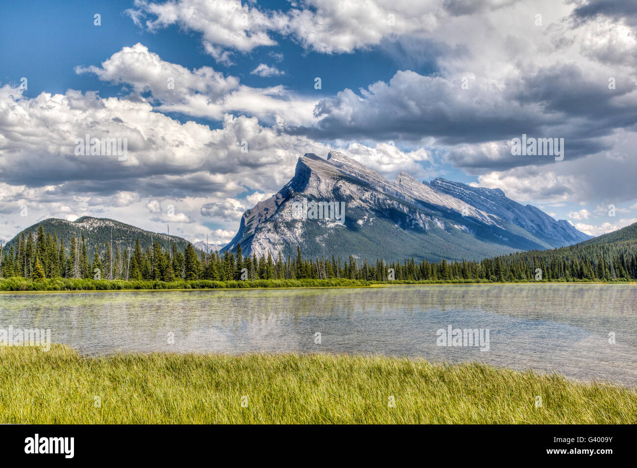 HDR-Rendering von Vermilion Seen im Sommer im Banff National Park, mit Mt Rundle im Hintergrund. Stockfoto