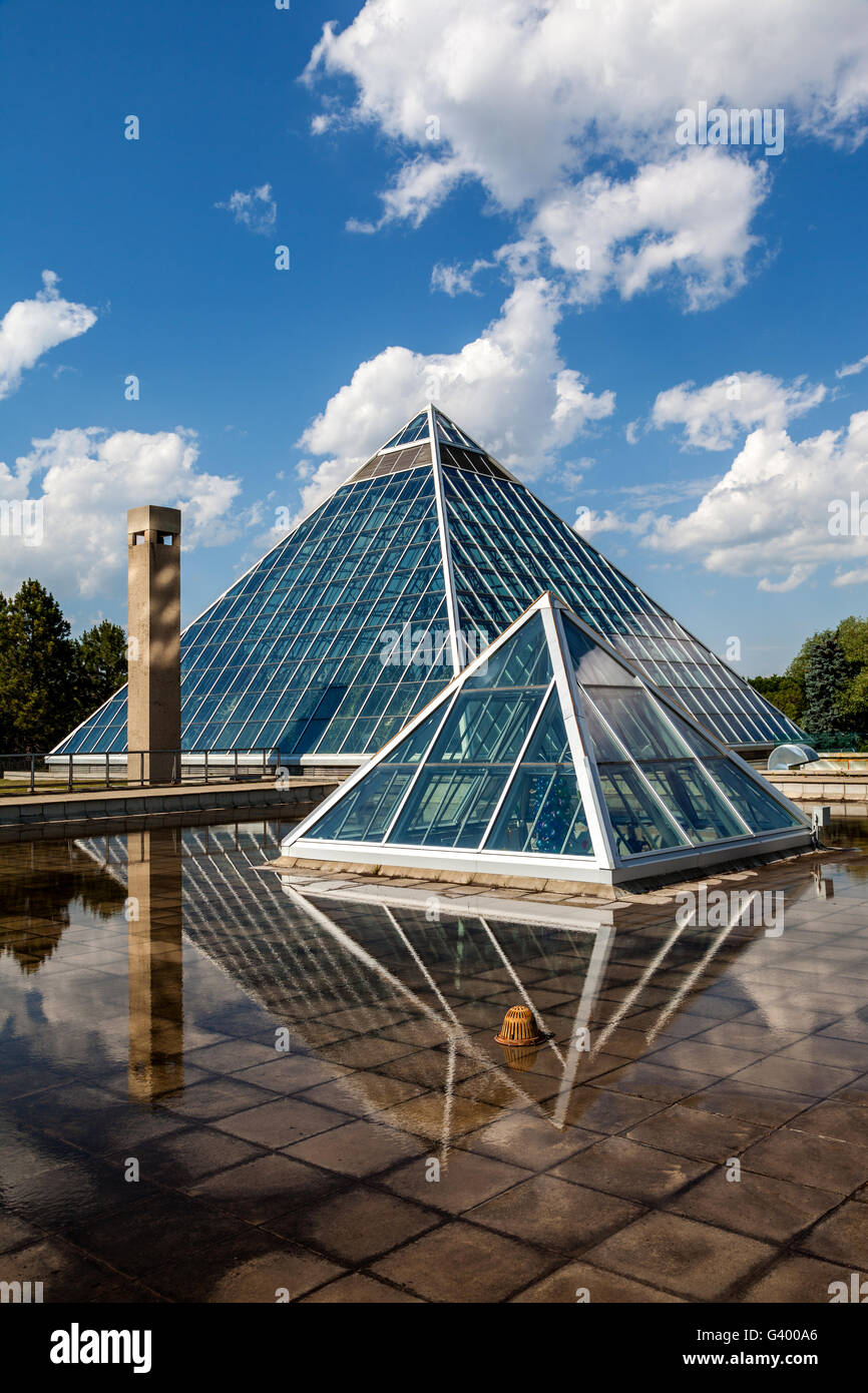 Edmontons kultigsten öffentliche Struktur: The Muttart Conservatory. Stockfoto