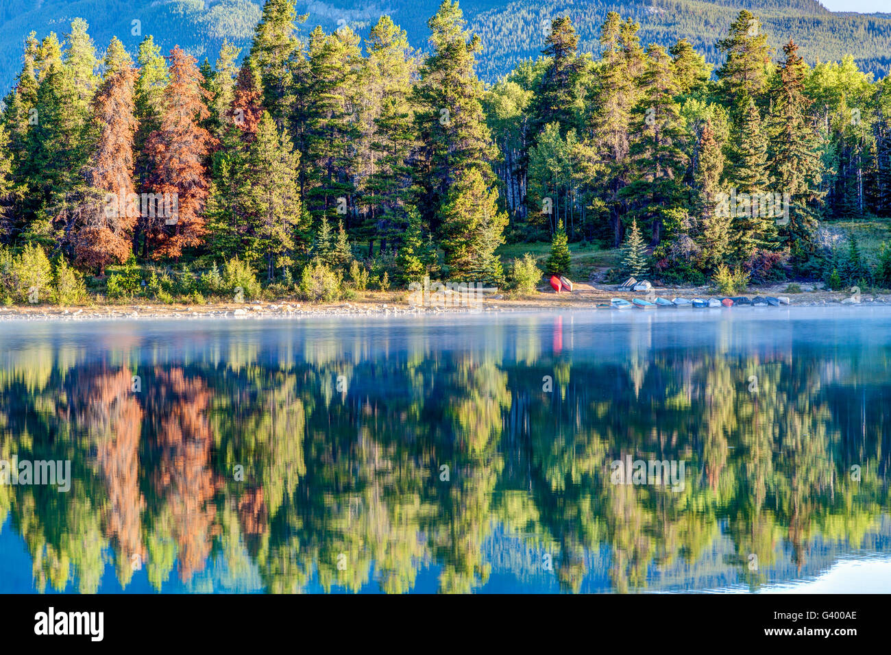 Bunten Bäumen gesäumten Patricia See im Jasper-Nationalpark, Kanada. Stockfoto