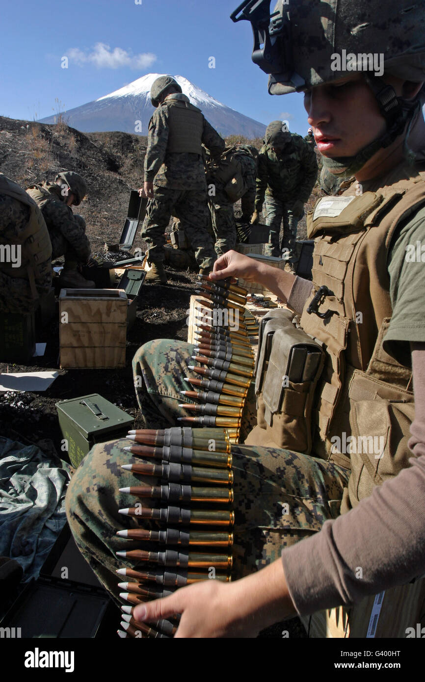 Eine Soldat Links.50 Kaliber Runden für den Einsatz in einem Waffen schießen. Stockfoto