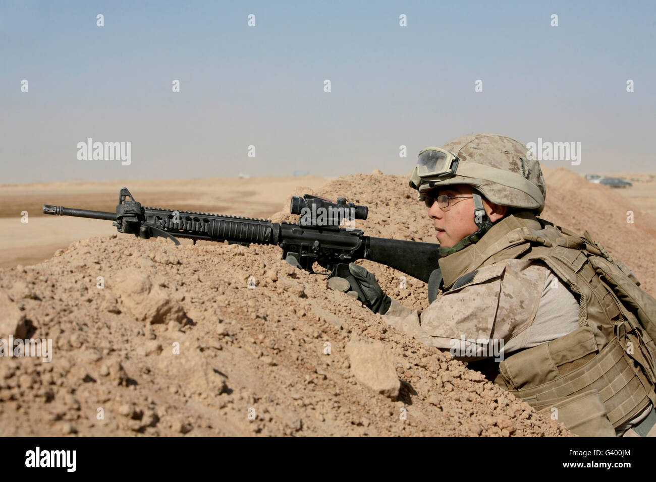 Ein Soldat postiert sich am Anfang eine Berme, Sicherheit in Afghanistan zu gewährleisten. Stockfoto