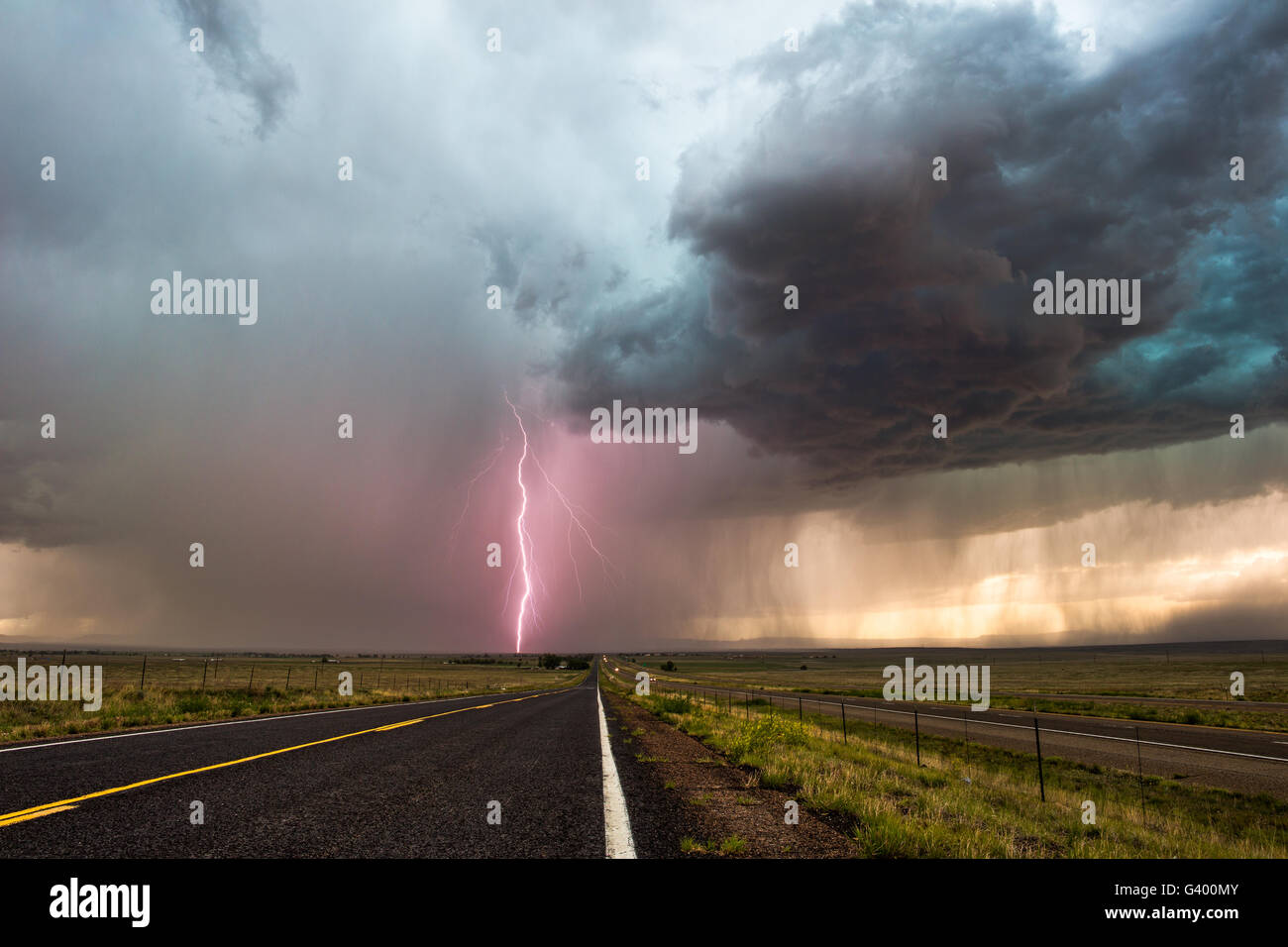 Blitzeinschlag und dunkle Sturmwolken in der Nähe von Springer, New Mexico Stockfoto
