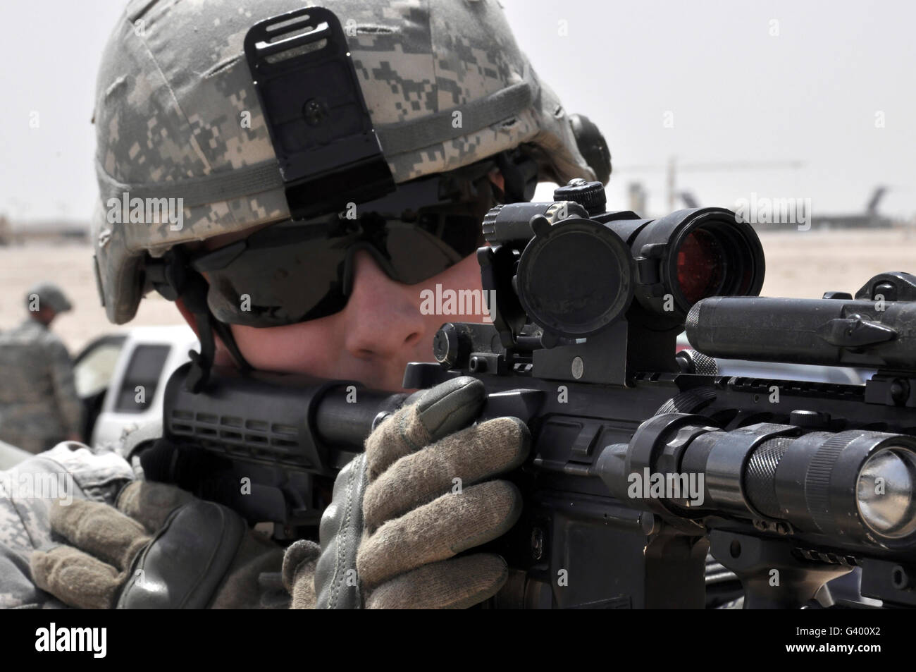 Ein Soldat steht Warnung während einer Übung in Südwestasien. Stockfoto