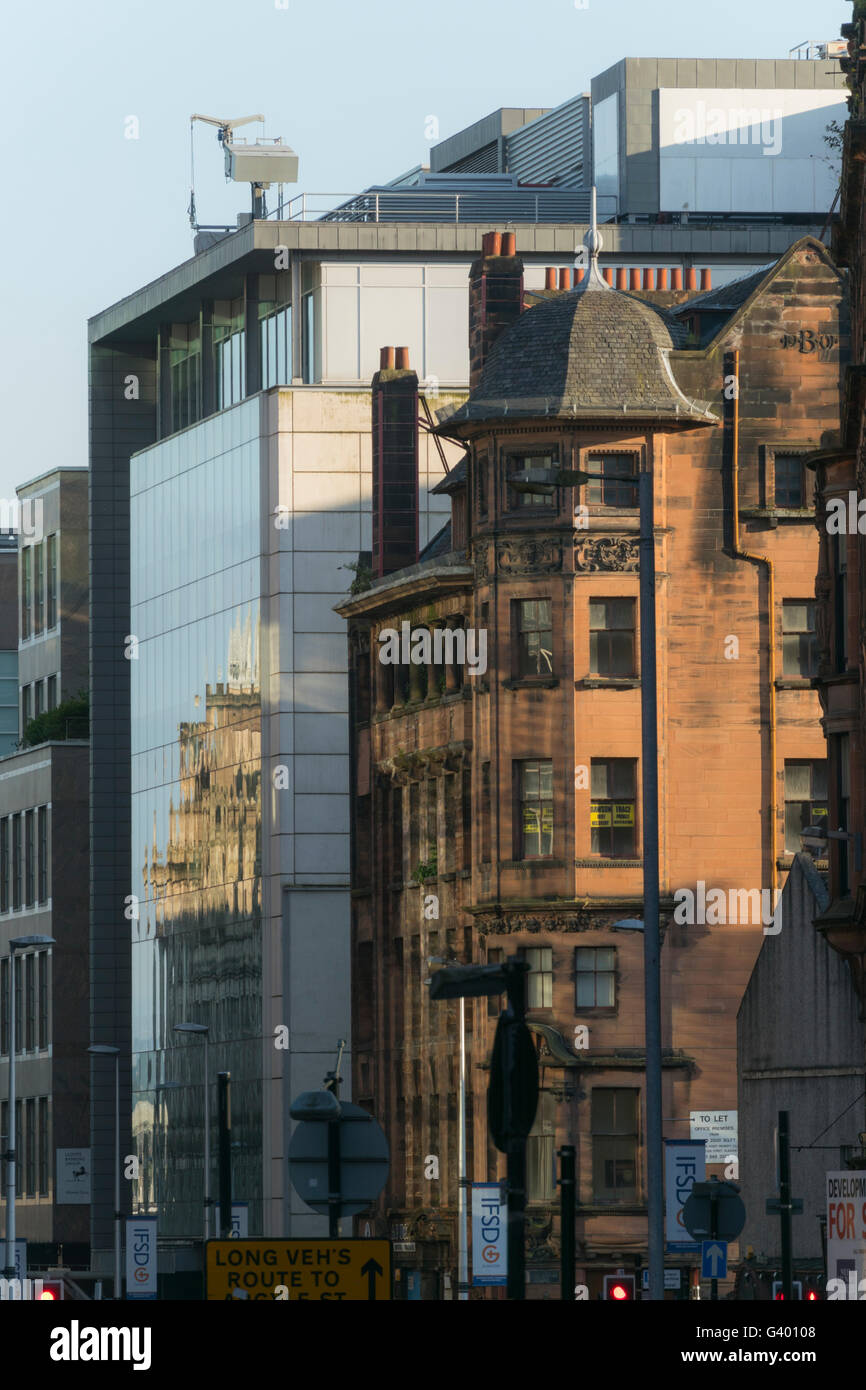 Glasgow Style Office-Block sitzt neben neuen Build moderne Bürogebäude, Glasgow, Schottland, UK, Stockfoto