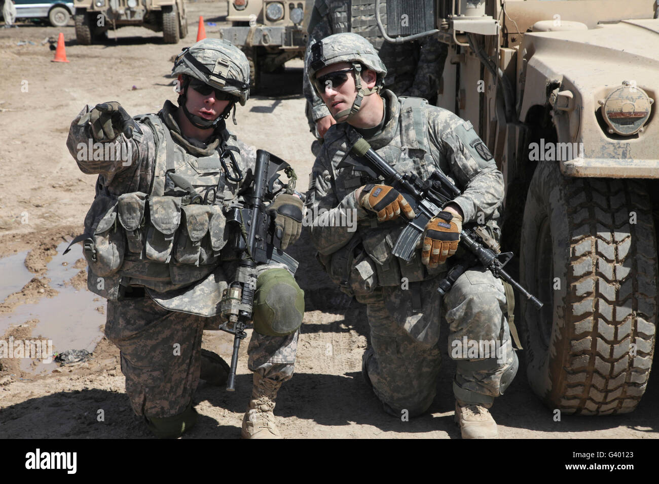 US-Soldaten koordinieren Sicherheits-Punkte bei einer Nachprüfung eine irakische Polizei-Checkpoint. Stockfoto