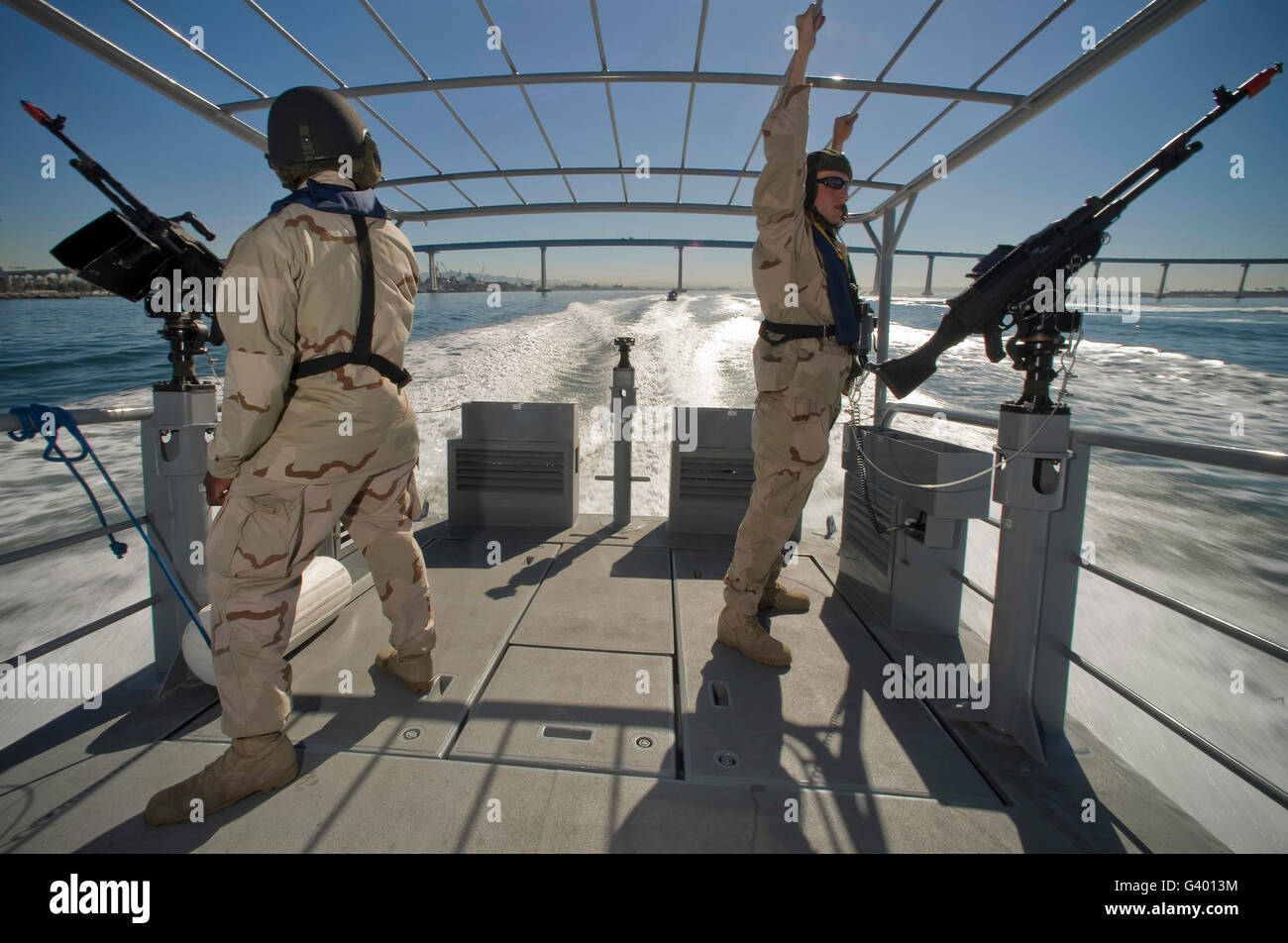 Soldaten dienen als achtern Aussichtspunkte auf einem Patrouillenboot, Bucht von San Diego. Stockfoto